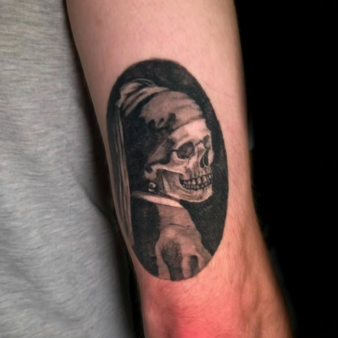 Skull realism tattoo on the forearm by Maya Neideck