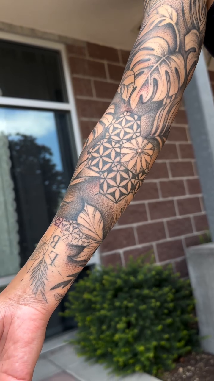 Geometric tattoo on the upper arm by Ciera Farni, Murray, Utah