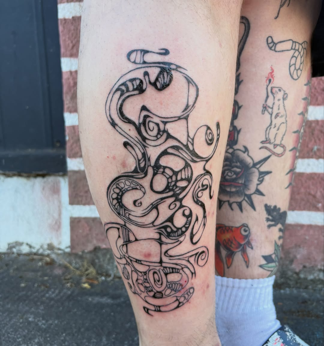 Abstract design black and grey tattoo on the forearm by izzy solae