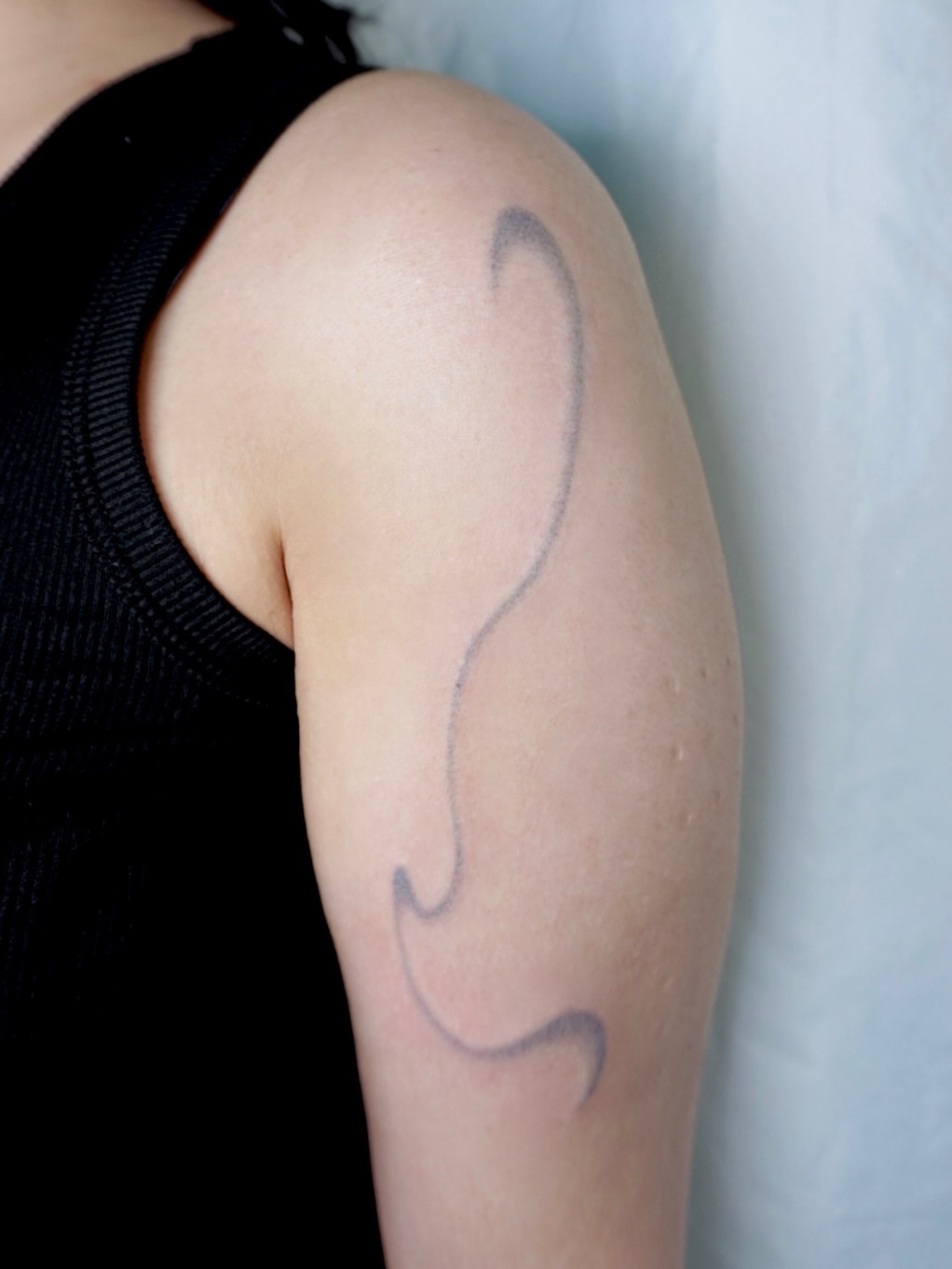 Question mark black and grey tattoo on the upper arm by 매실 * handpoke