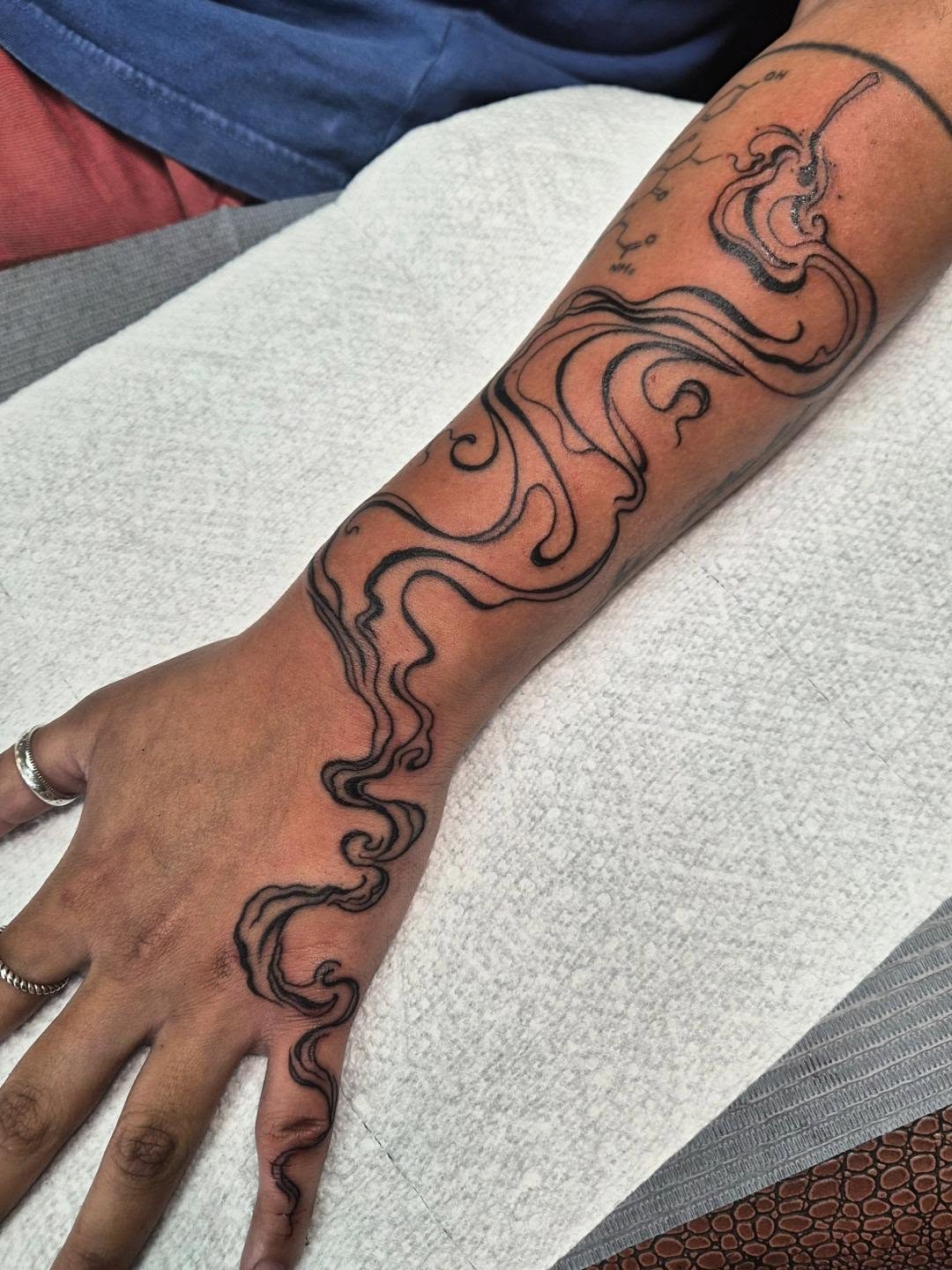 Swirls black and grey tattoo on the hand by Taylor Popkins