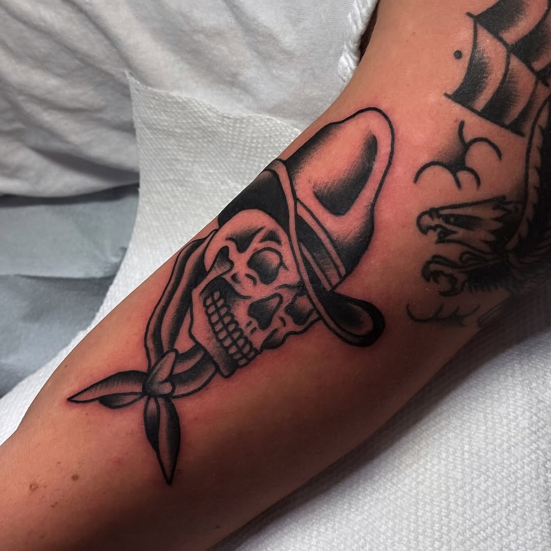 Tattoo by @larrylovestattoos โ american_traditional, black_and_grey
