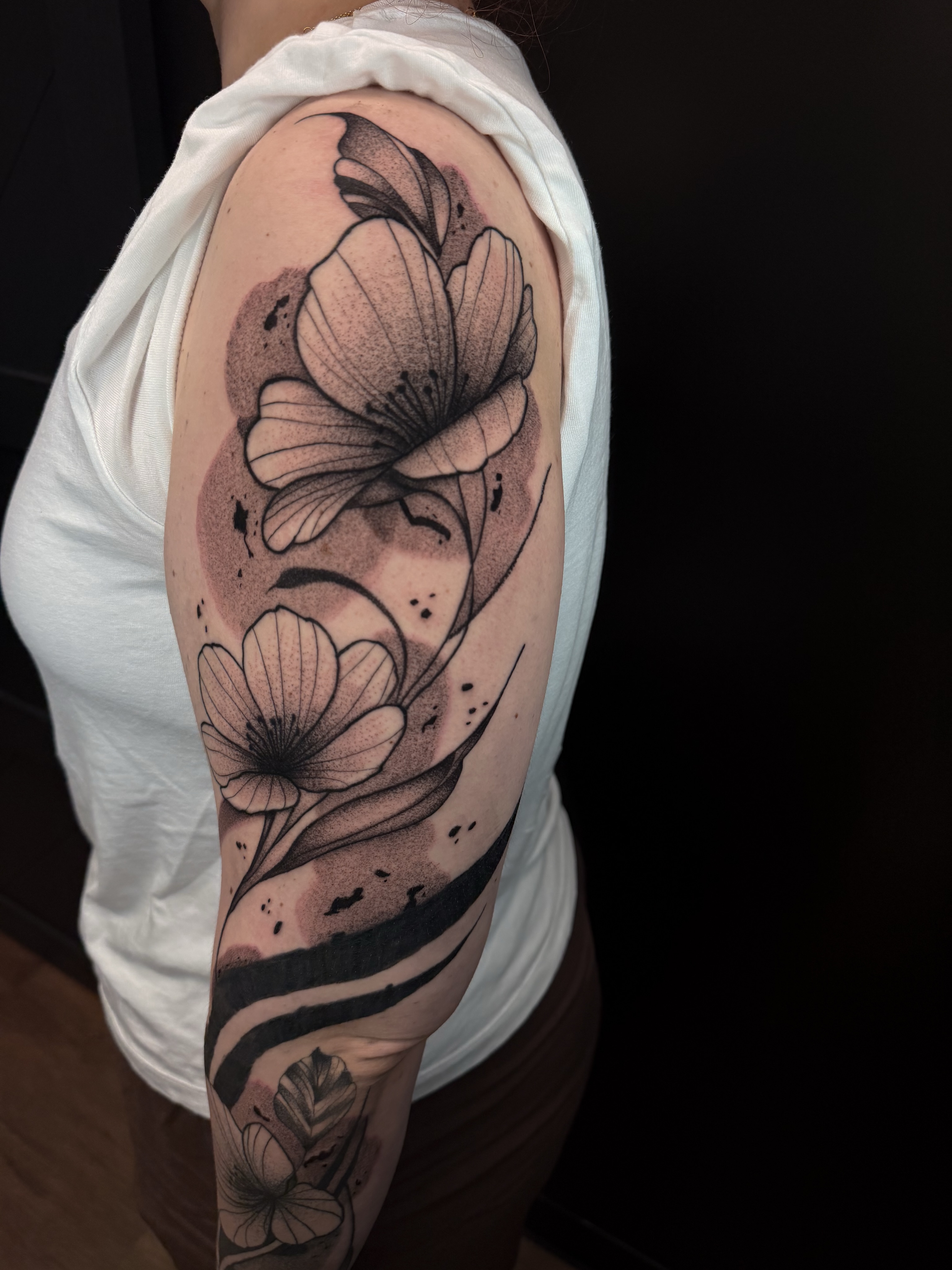 Flowers dotwork tattoo on the upper arm by Sebastián Vallejo