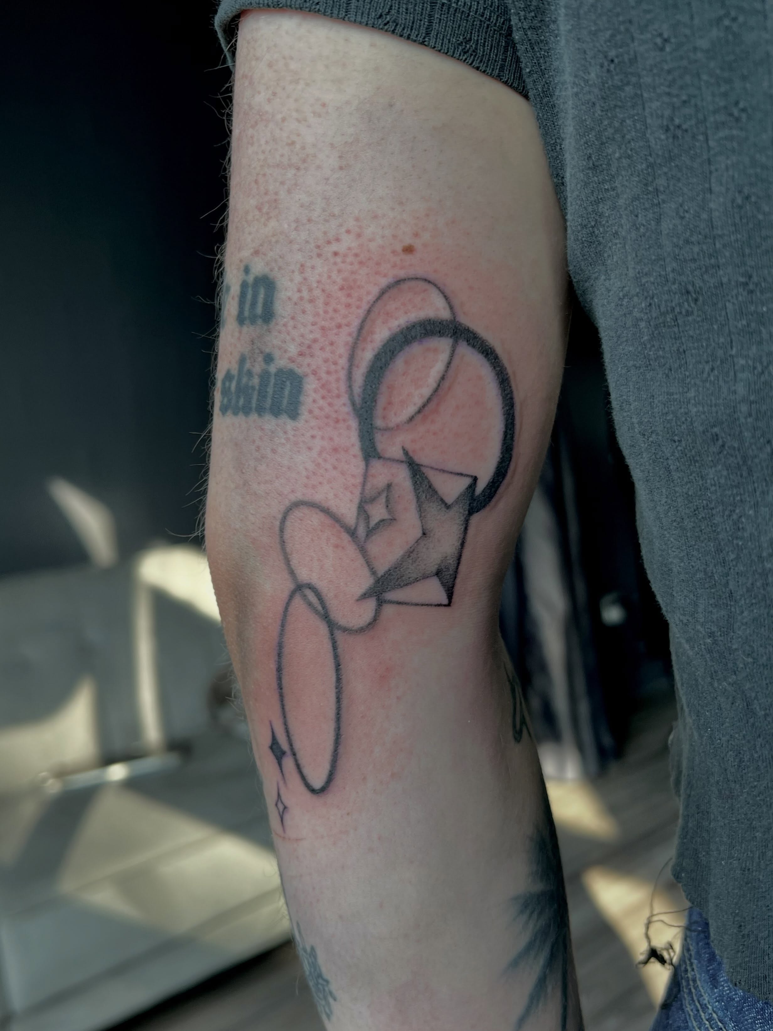 Magnifying glass dotwork tattoo on the forearm by Haiiitattoo