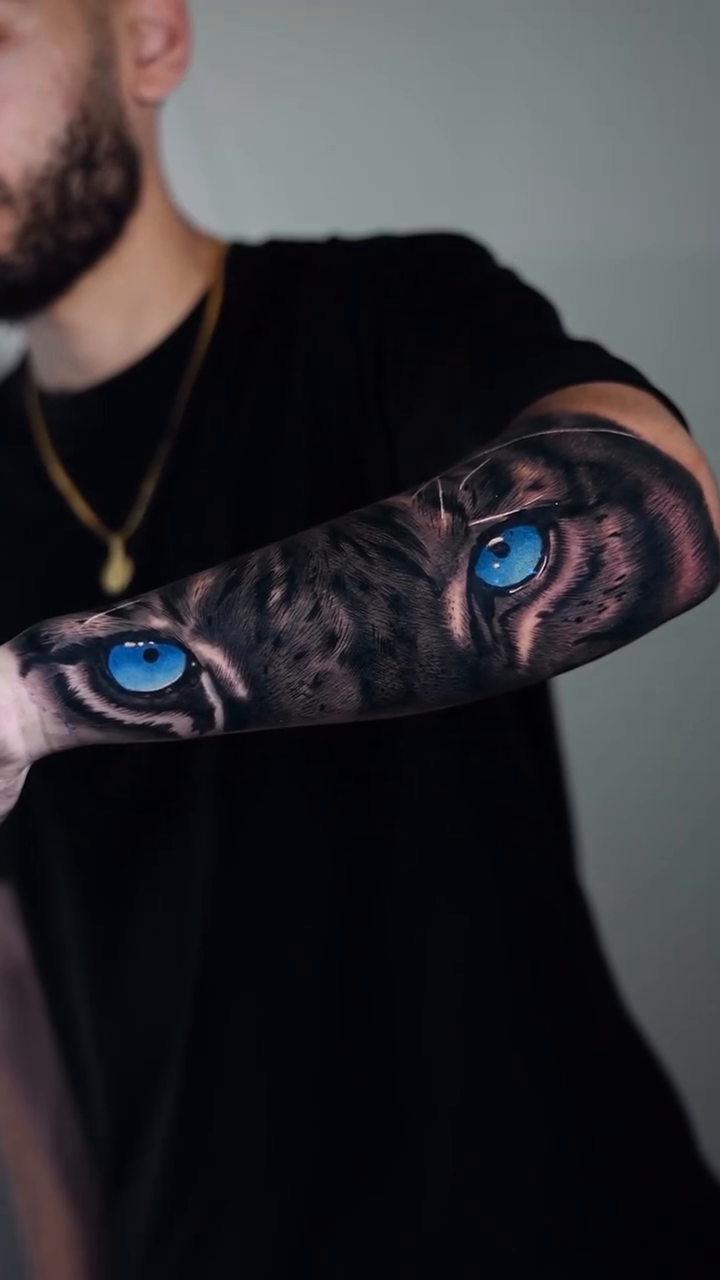 Tattoo by @tiagoink__ — realism, black_and_grey