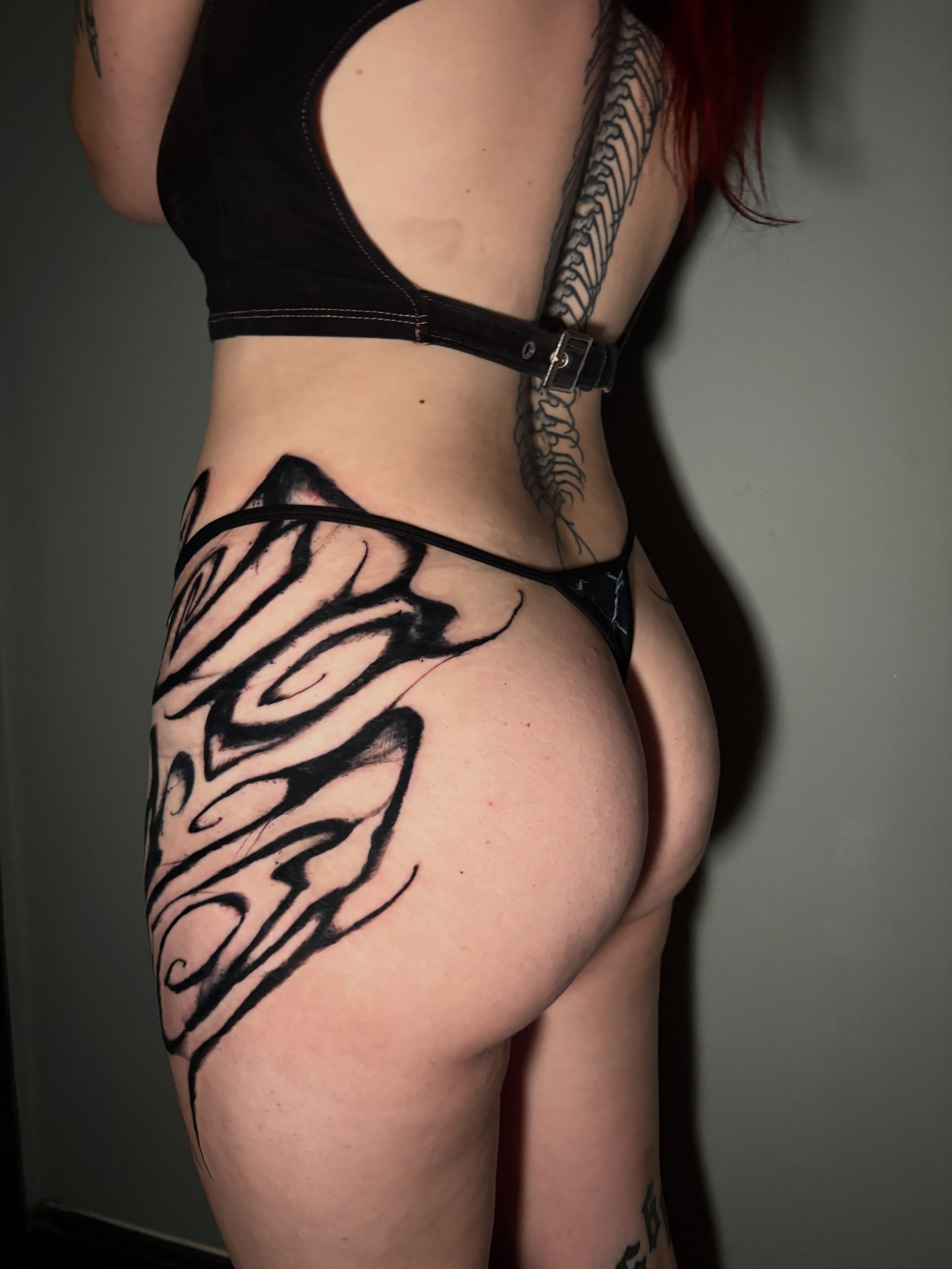 Tribal design tribal tattoo on the thigh by Cameron Scofield