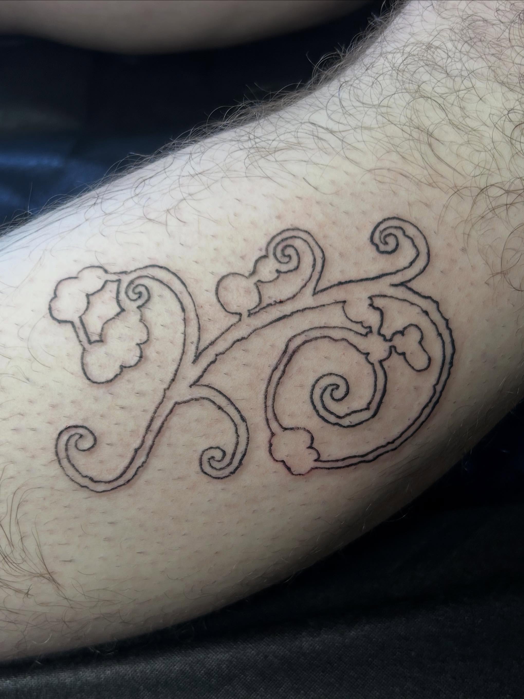Floral vine ornamental tattoo on the forearm by (isa)ac ૮₍ ˃̵ࡇ˂̵ ₎ა