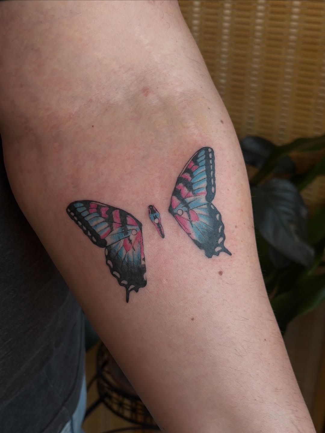 Tattoo by @emeraldbeetattoo โ fine_line