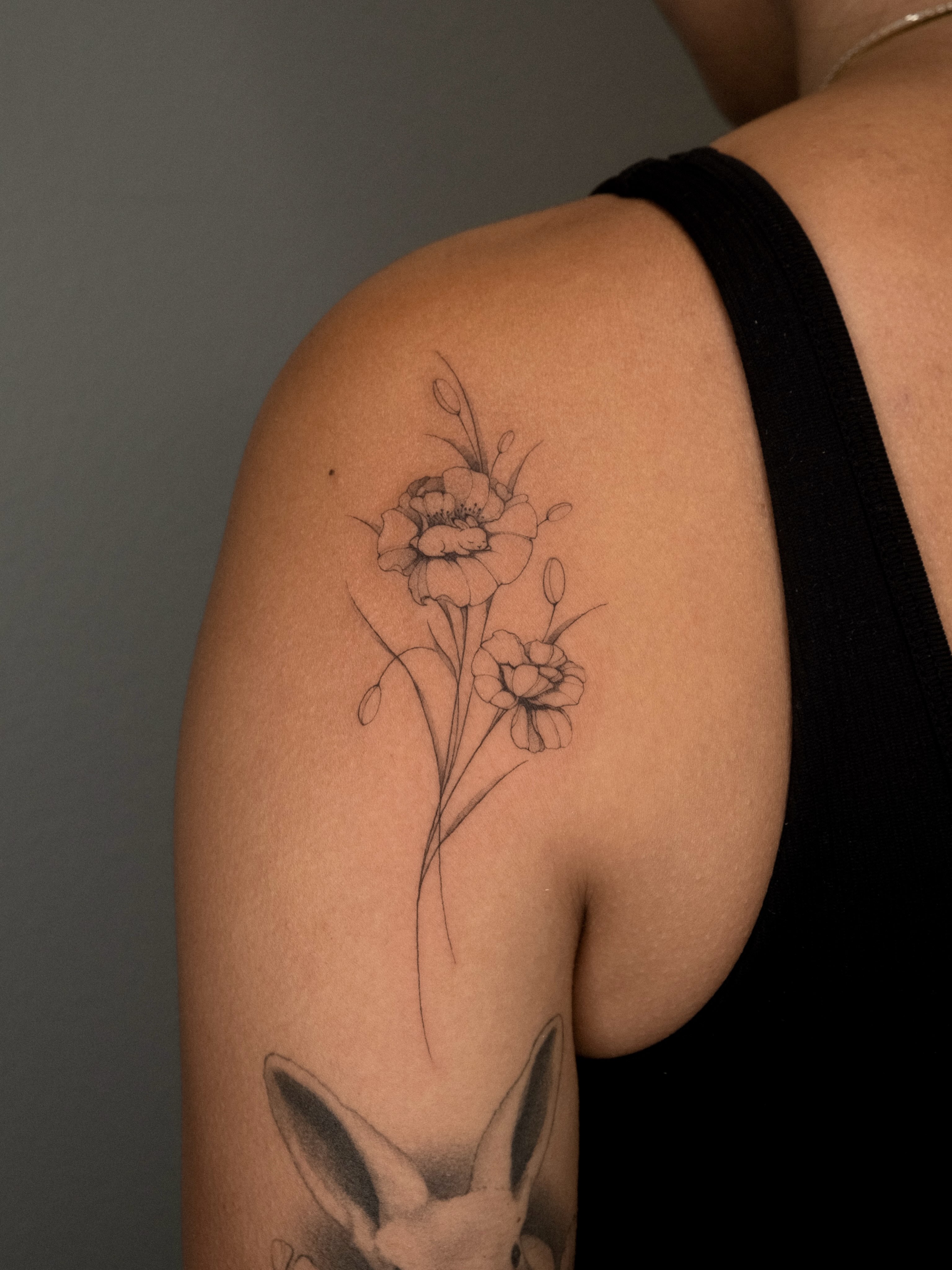 Flowers black and grey tattoo on the shoulder by ๐๐๐ฆ ๐๐ ๐ฎ๐ฒ๐๐ง