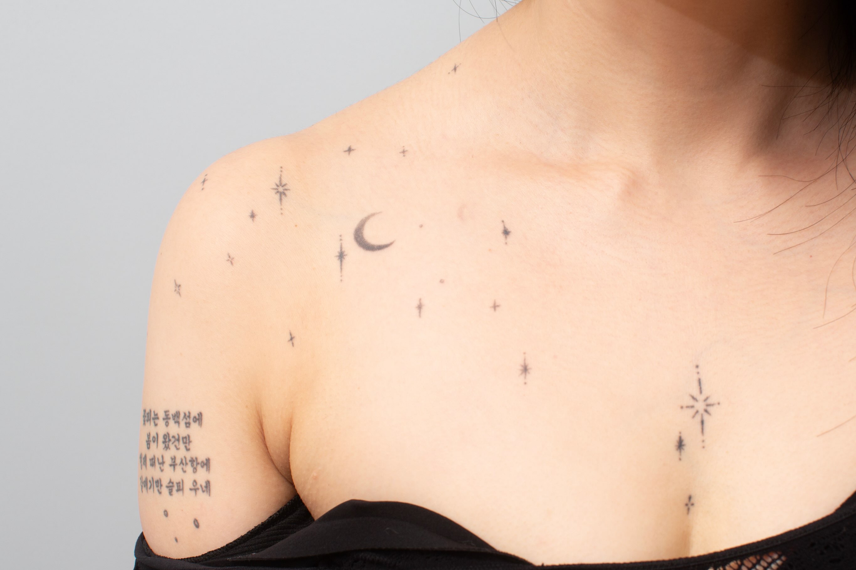 Stars and crescent moon dotwork tattoo on the shoulder by Taeyeon▪️Tattoos are literature🇰🇷