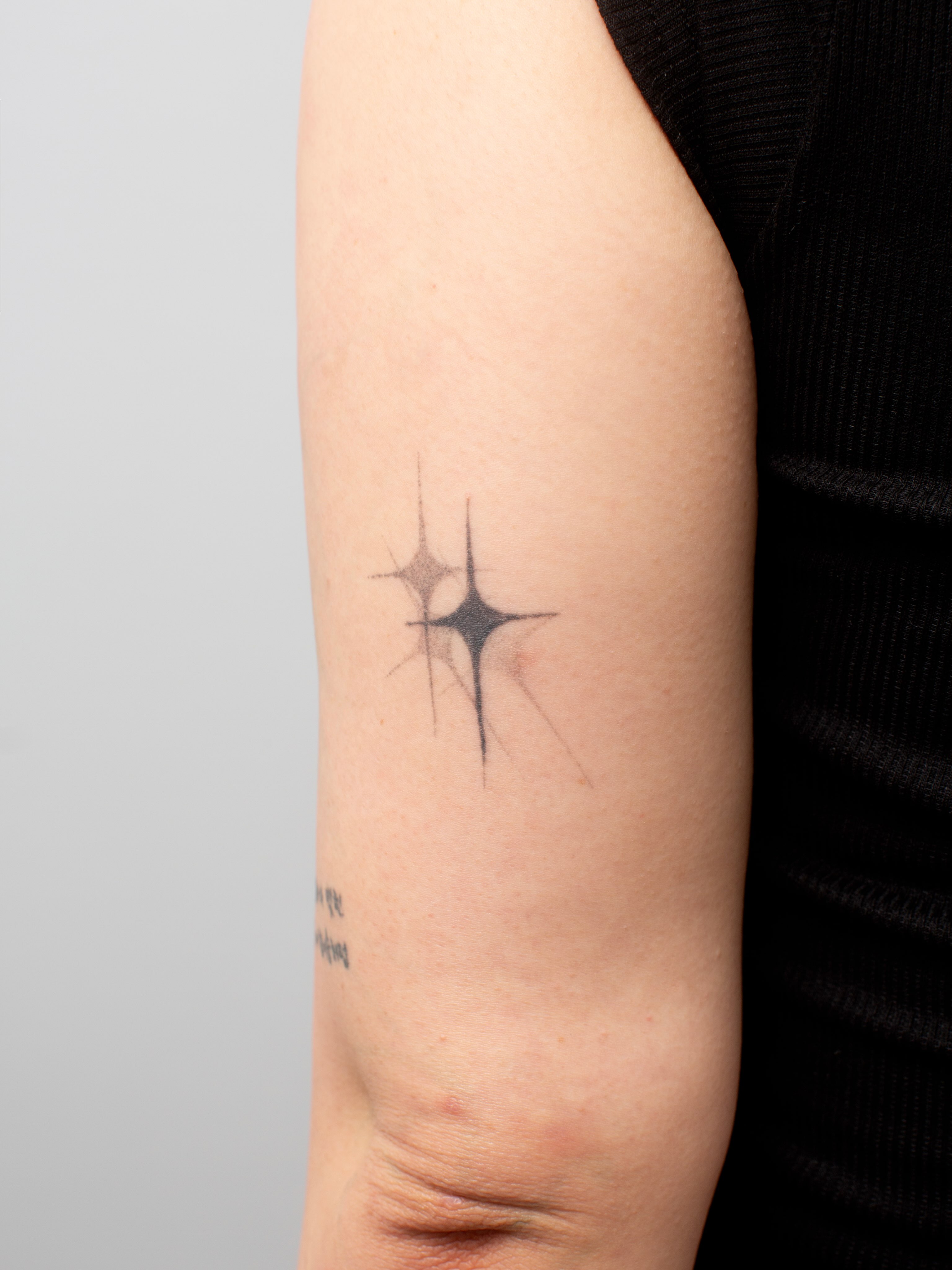 Starburst geometric tattoo on the forearm by Taeyeon▪️Tattoos are literature🇰🇷