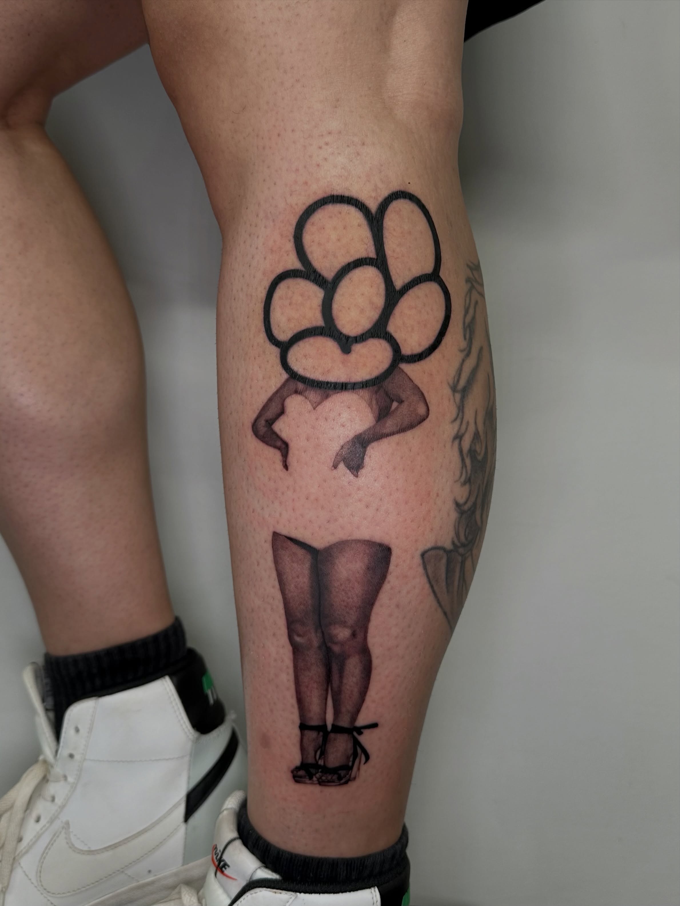 Paw print black and grey tattoo on the leg by 𝘋𝘪𝘢𝘯𝘯𝘢