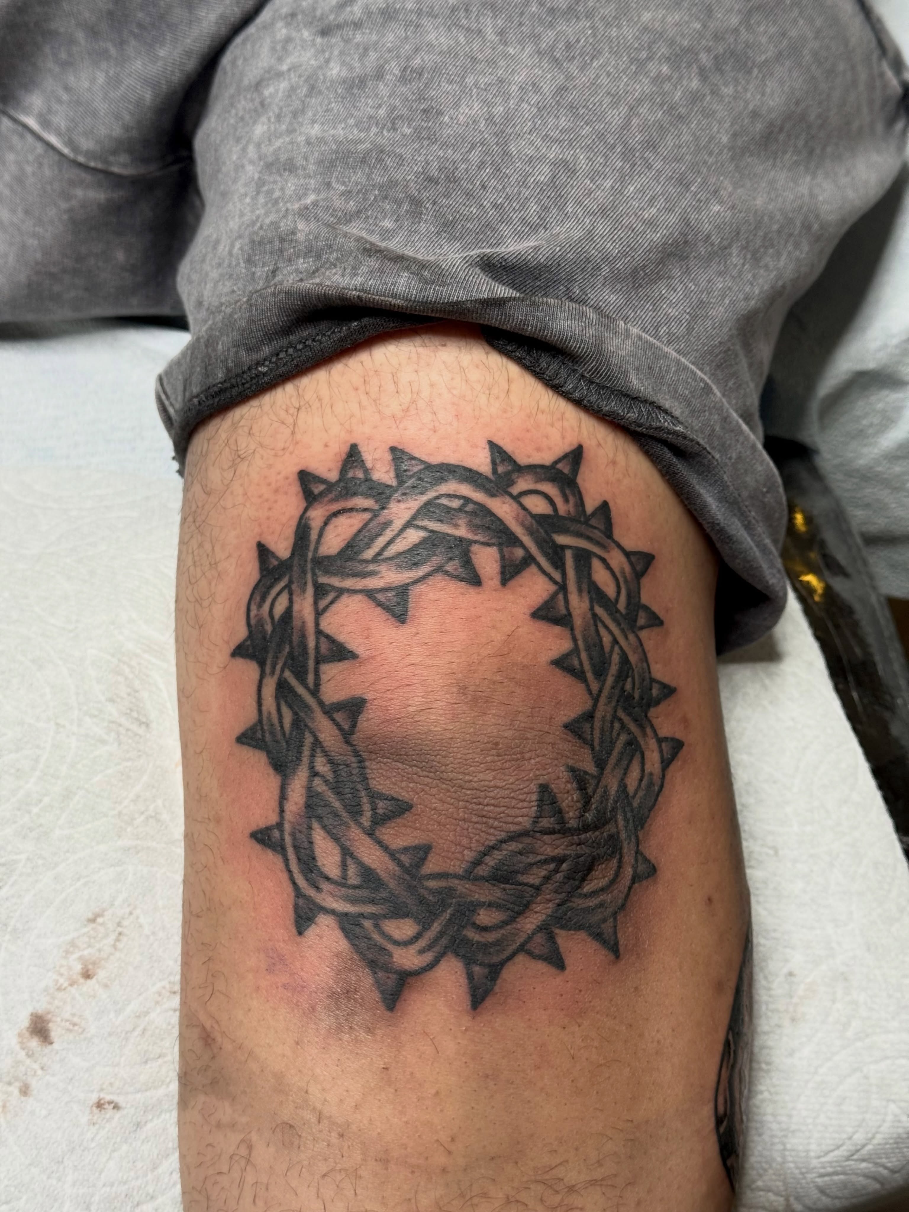Crown of thorns black and grey tattoo on the thigh by San Diego Tattoo Artist - 𝔍𝔞𝔠𝔬𝔟 𝔓𝔞𝔫𝔦𝔞𝔤𝔲𝔞