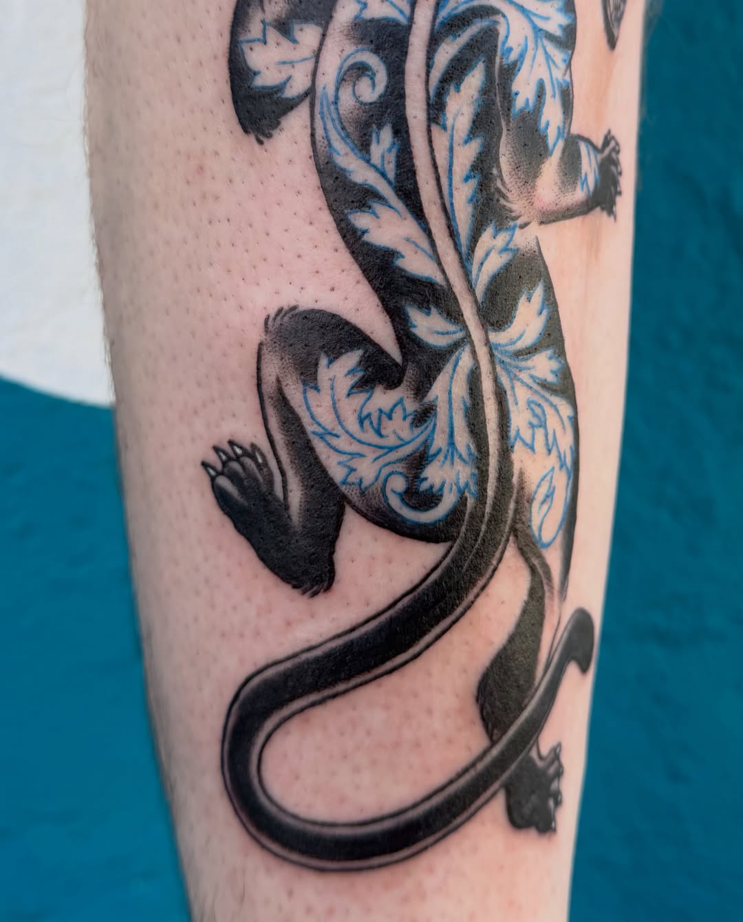 Lizard black and grey tattoo on the forearm by Roswell Orellana 👽🛸