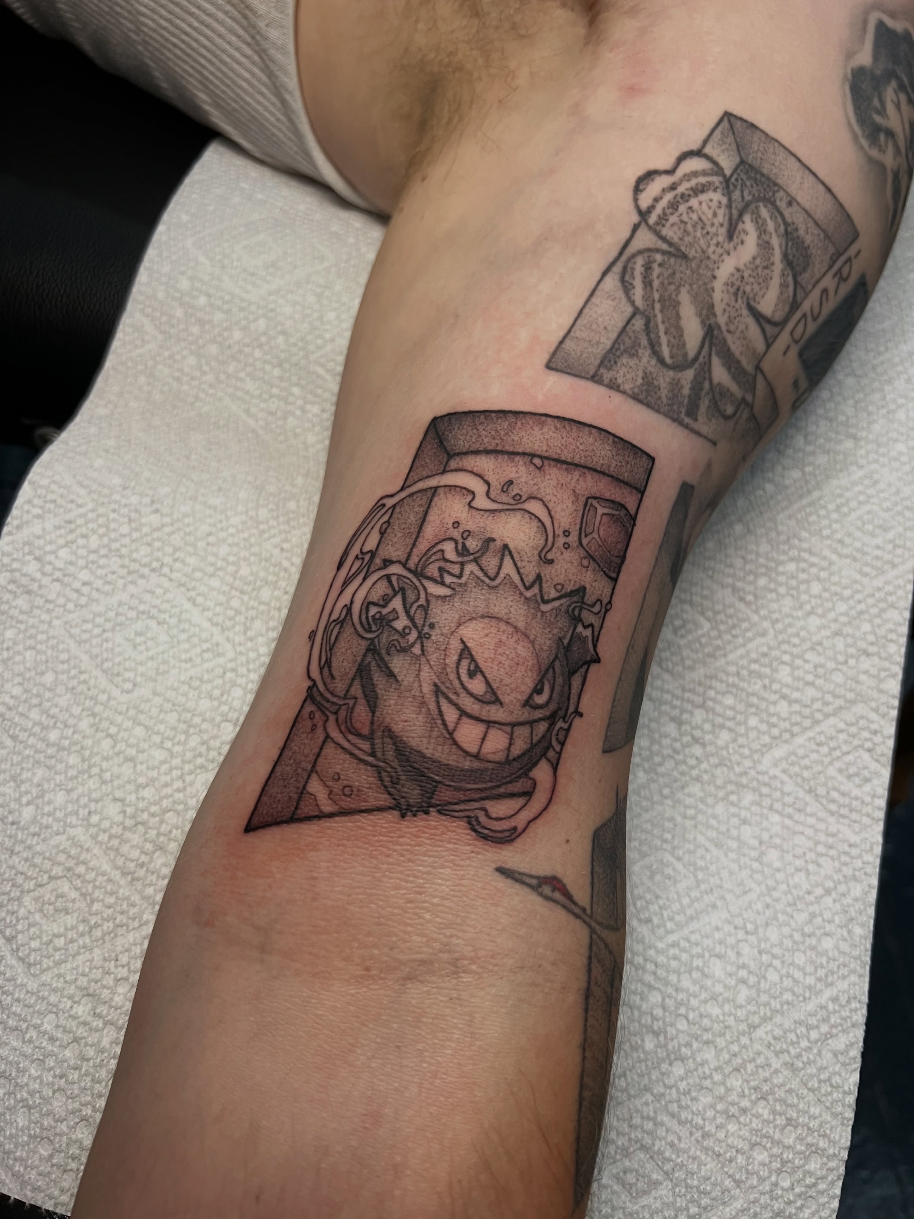 Piggy bank dotwork tattoo on the forearm by Riley