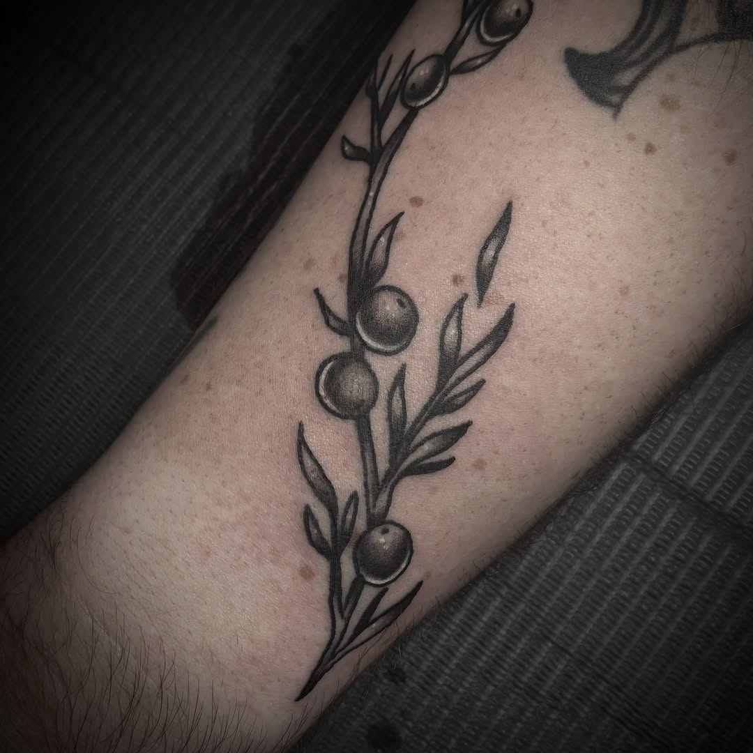 Tattoo by @venoctemtattoo — black_and_grey, fine_line
