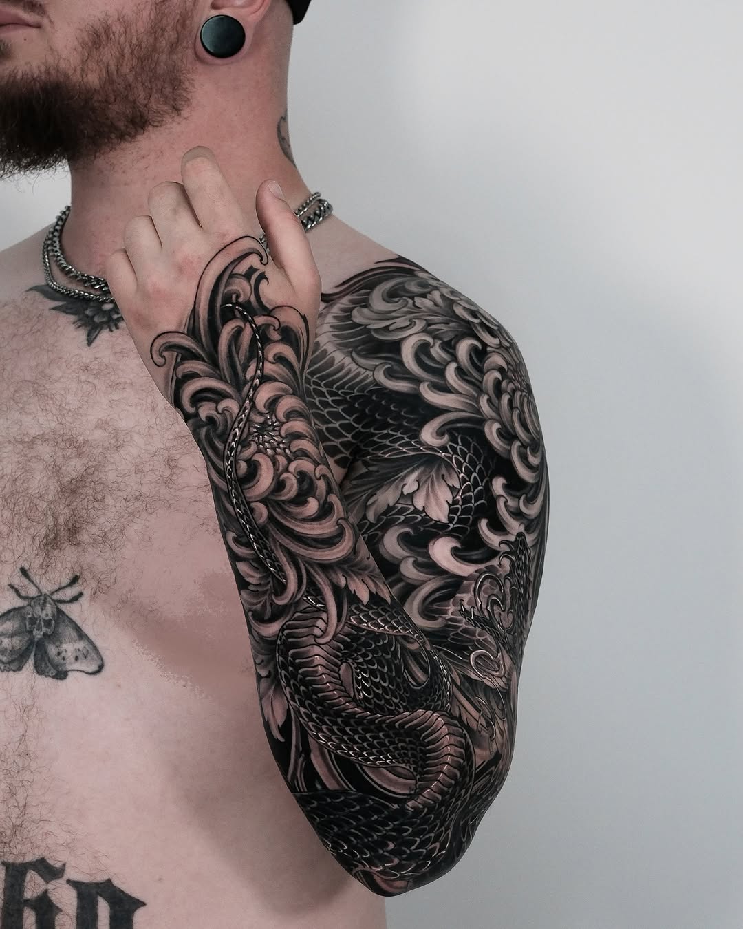 Dragon and waves Japanese tattoo on the upper arm by Yujin Ju