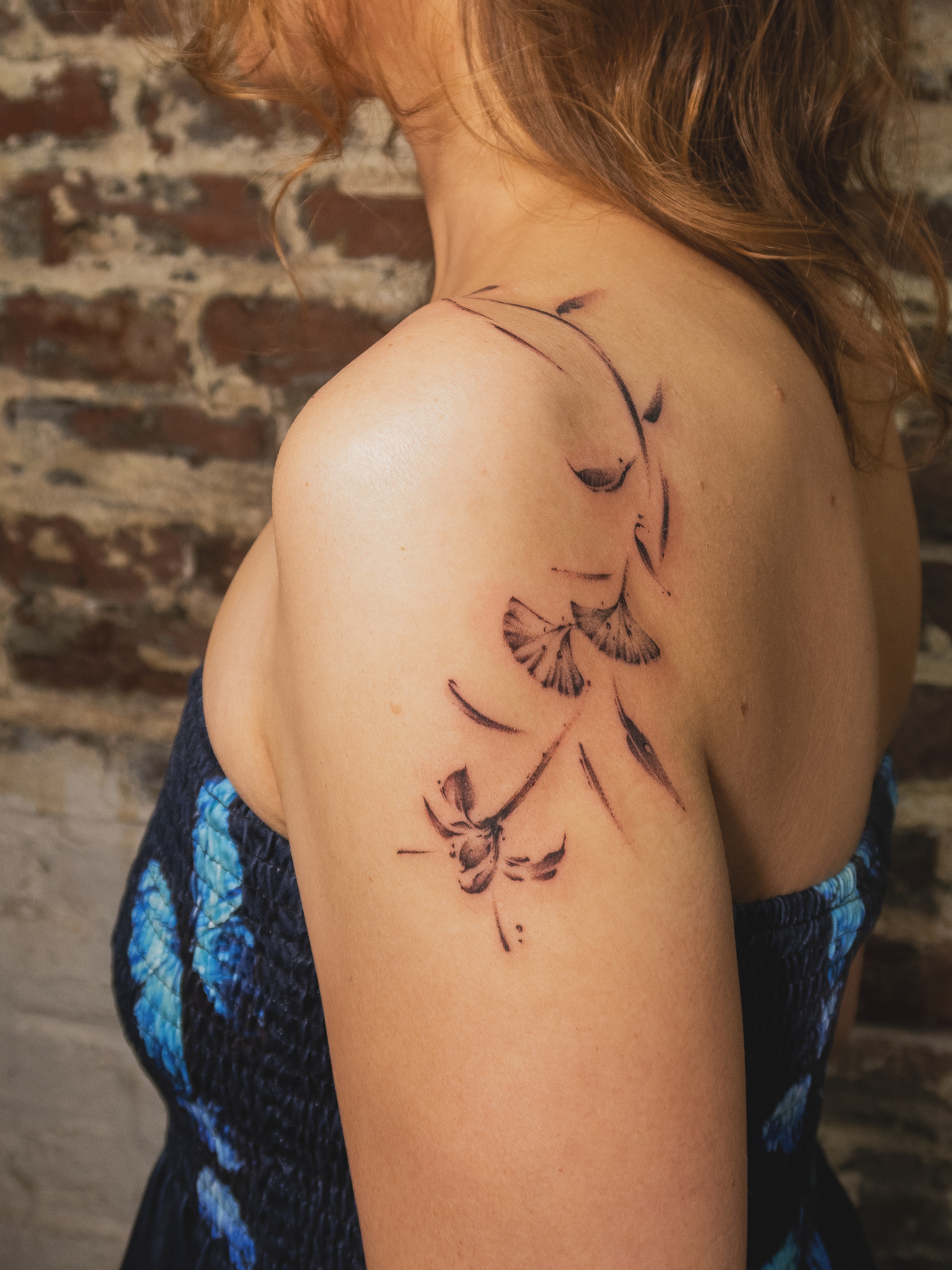 Dandelion seeds black and grey tattoo on the shoulder by justin