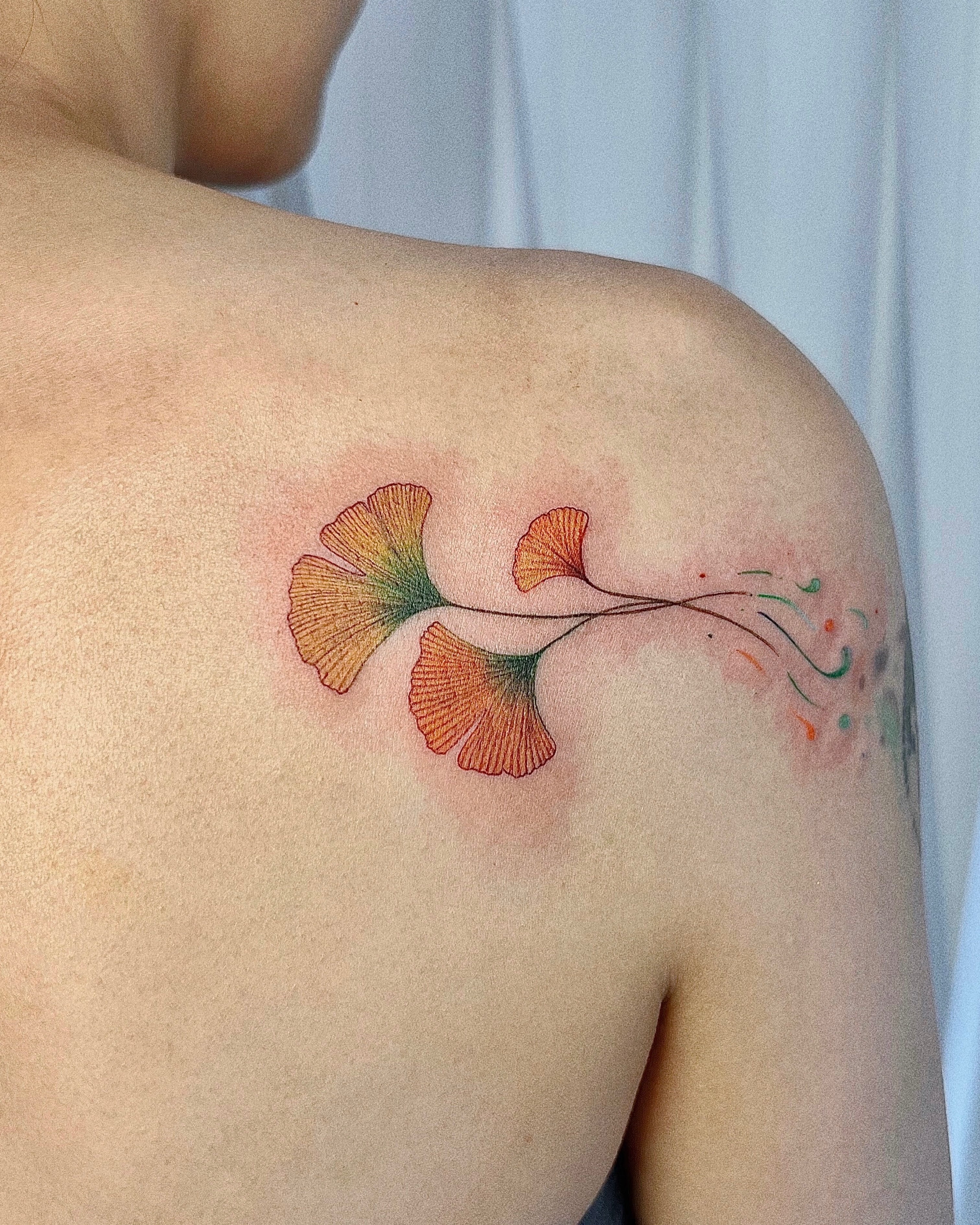Gingko leaves watercolor tattoo on the shoulder by Soy 🫛