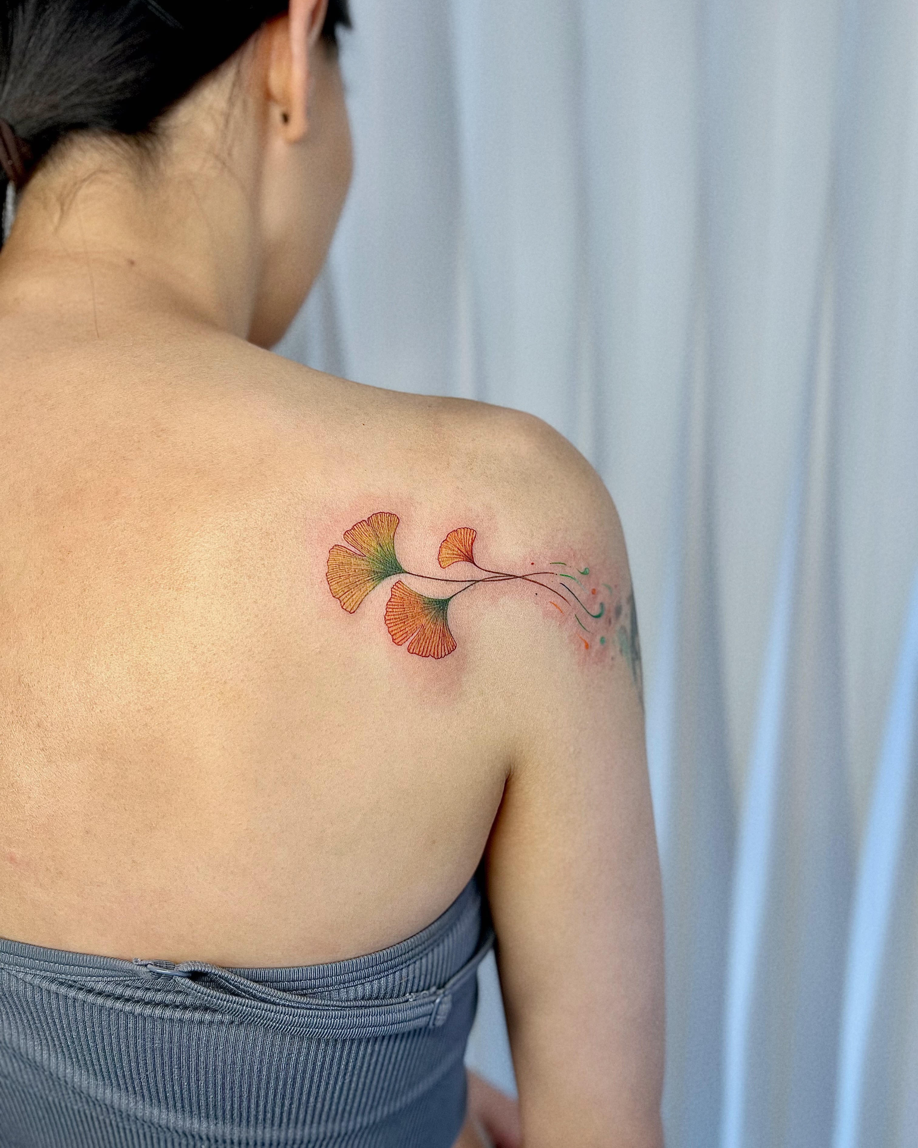 Gingko leaves dotwork tattoo on the shoulder by Soy 🫛