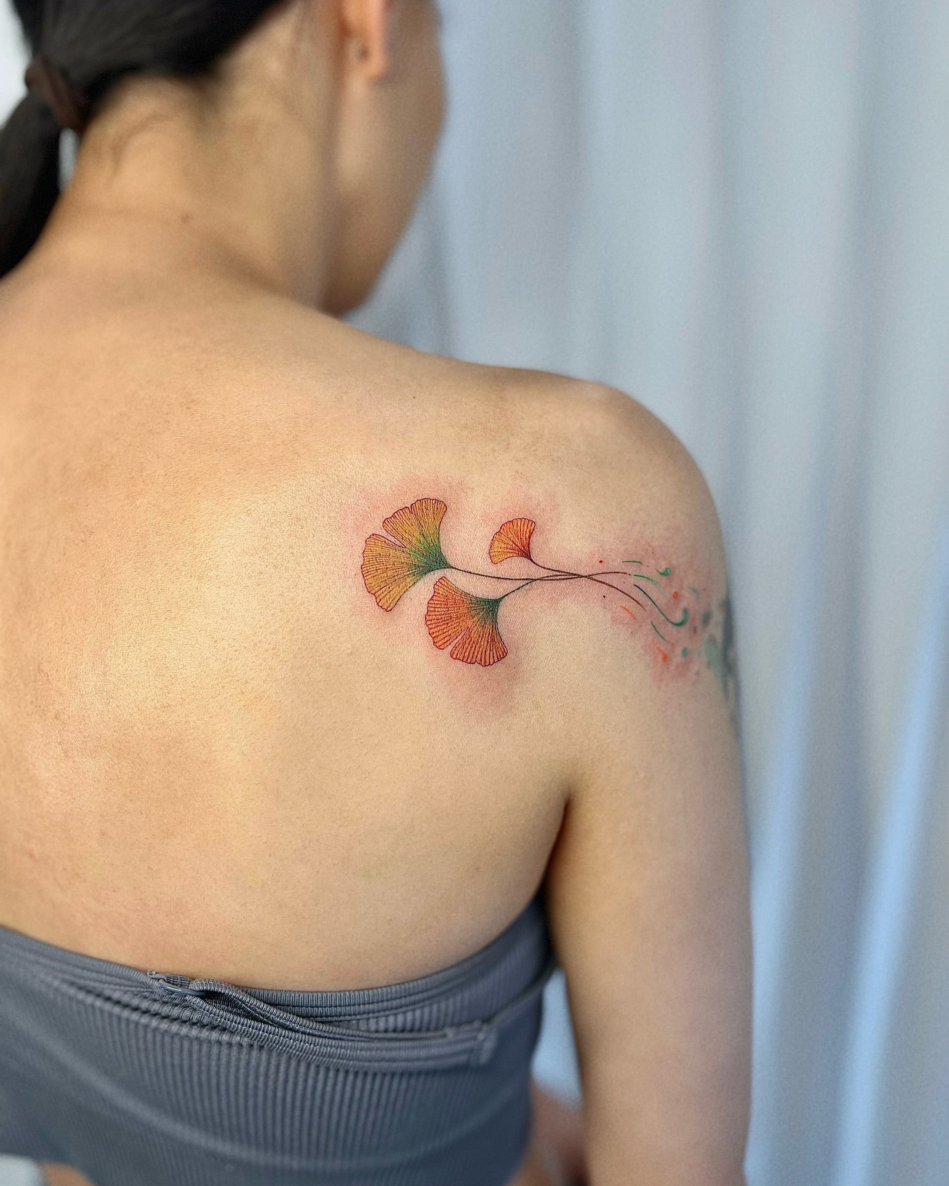 Gingko leaves dotwork tattoo on the shoulder by Soy 🫛