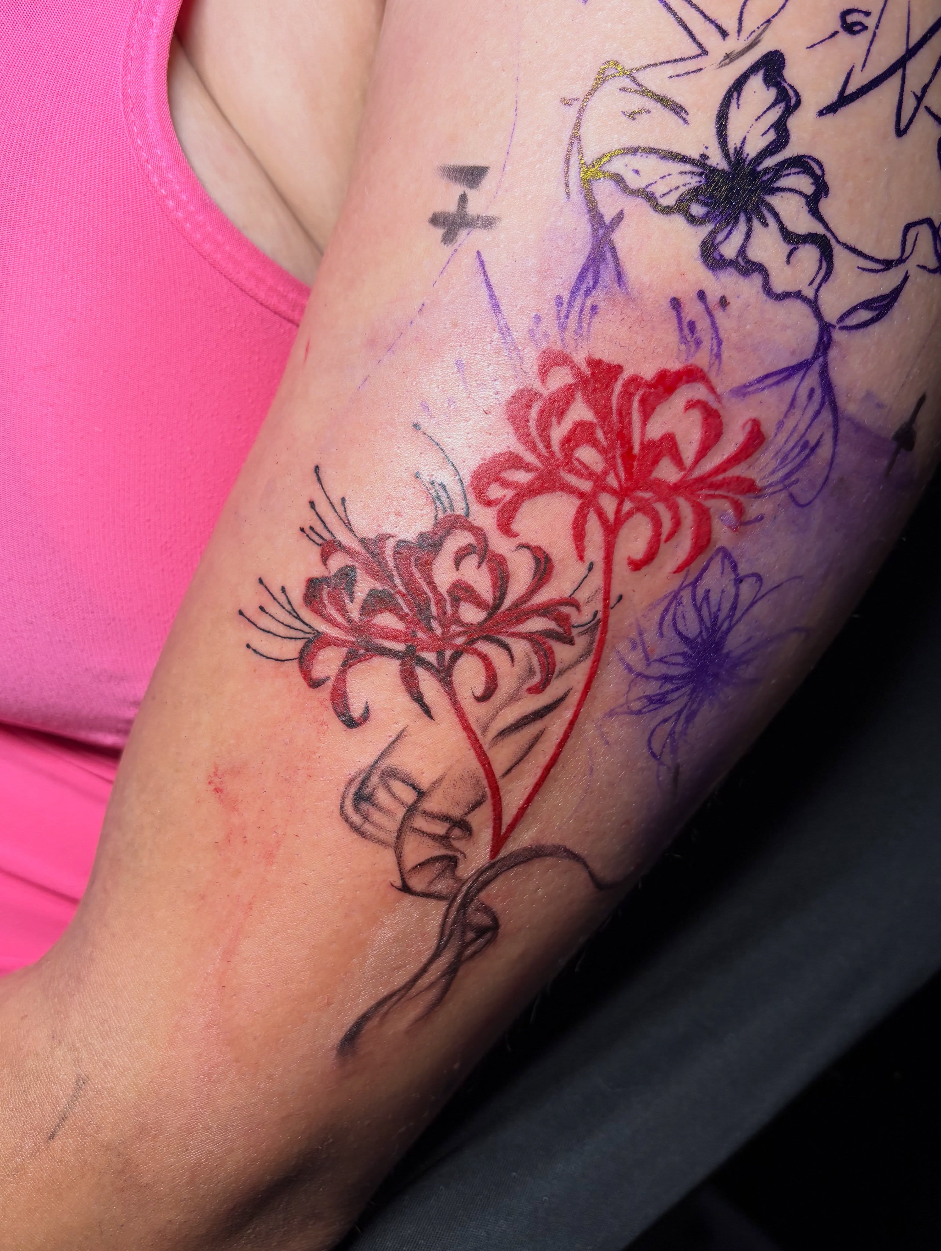 Flowers dotwork tattoo on the forearm by Star Tattoos ⚜️