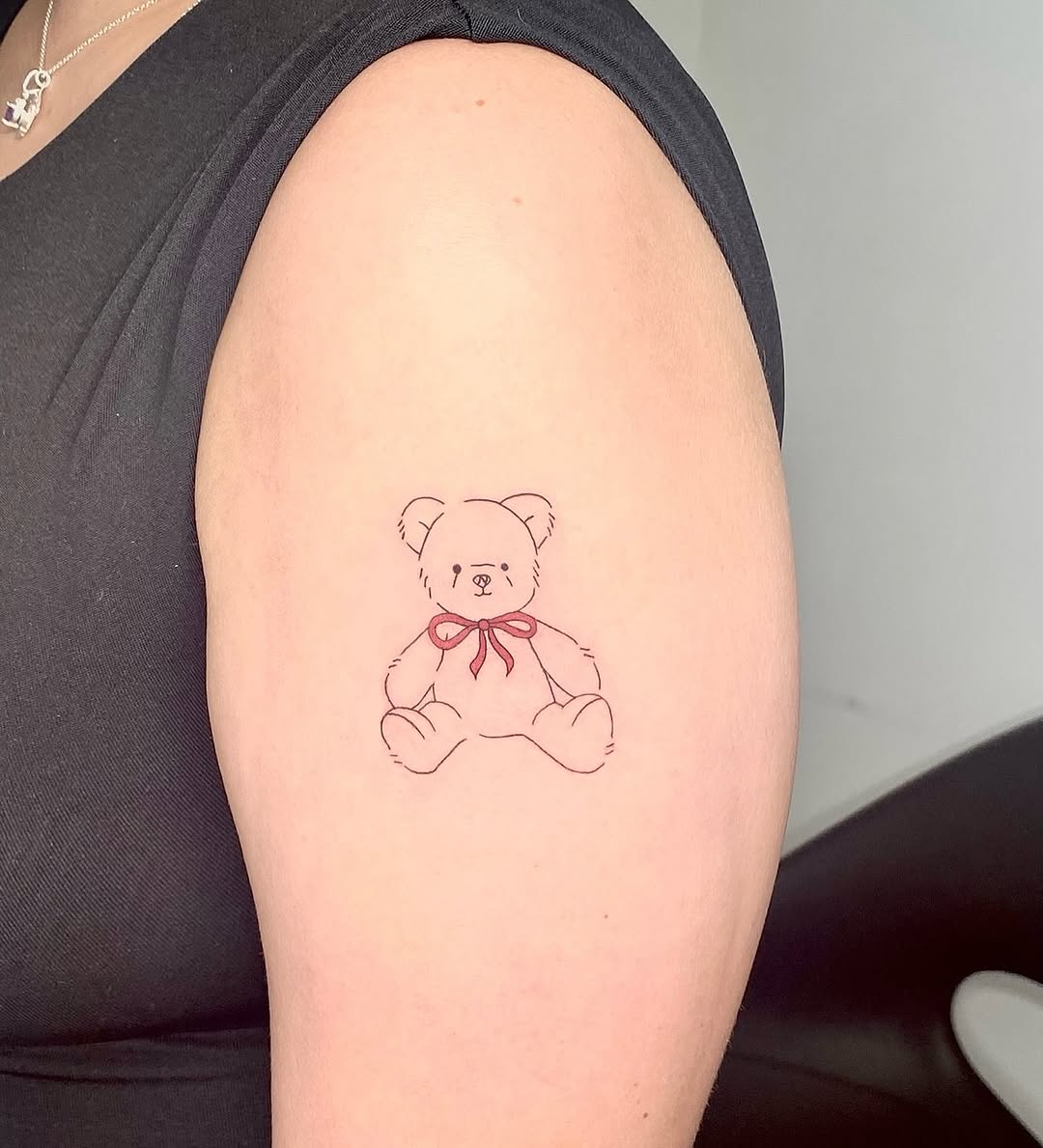 Teddy bear minimalist tattoo on the shoulder by 𝓖𝓻𝓪𝓬𝓮 𝓑𝓮𝓵𝓵