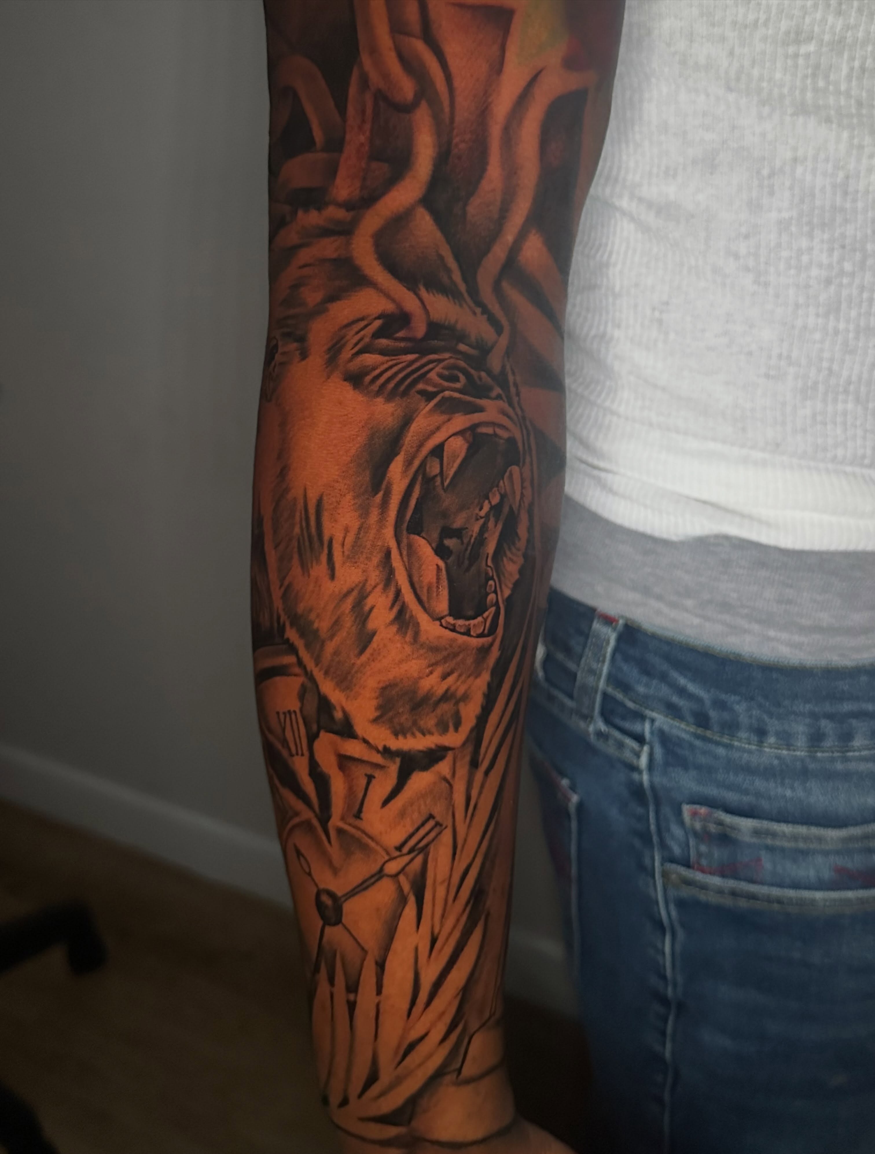Roaring lion realism tattoo on the forearm by I Am Mawlo! Welcome Fellow Mawlonians