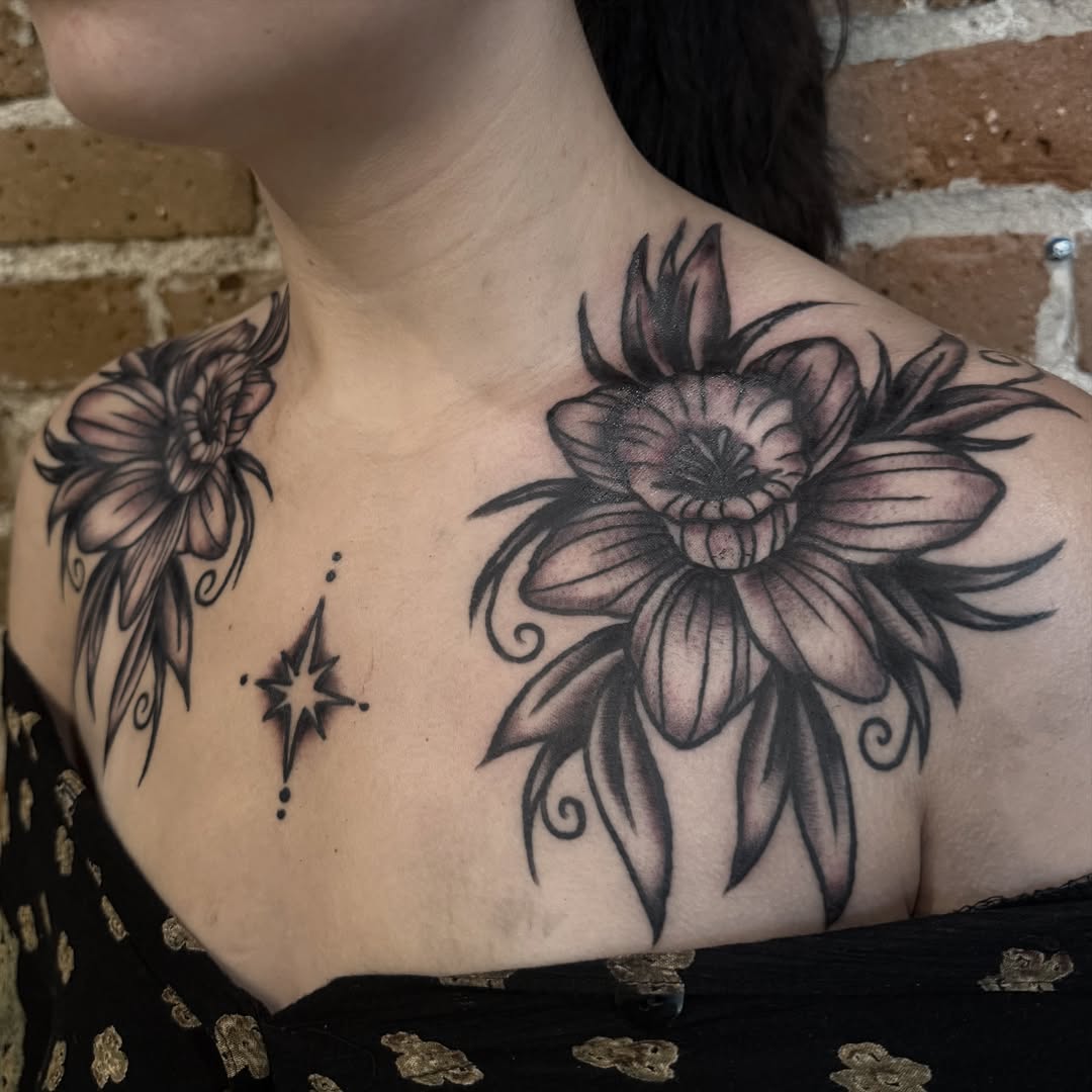 Flower black and grey tattoo on the chest by 🩸 𝓢𝔂𝓵𝓿𝓲𝓮 🩸 ▪︎ 𝕯𝖊𝖓𝖛𝖊𝖗 𝕿𝖆𝖙𝖙𝖔𝖔𝖊𝖗 ▪︎