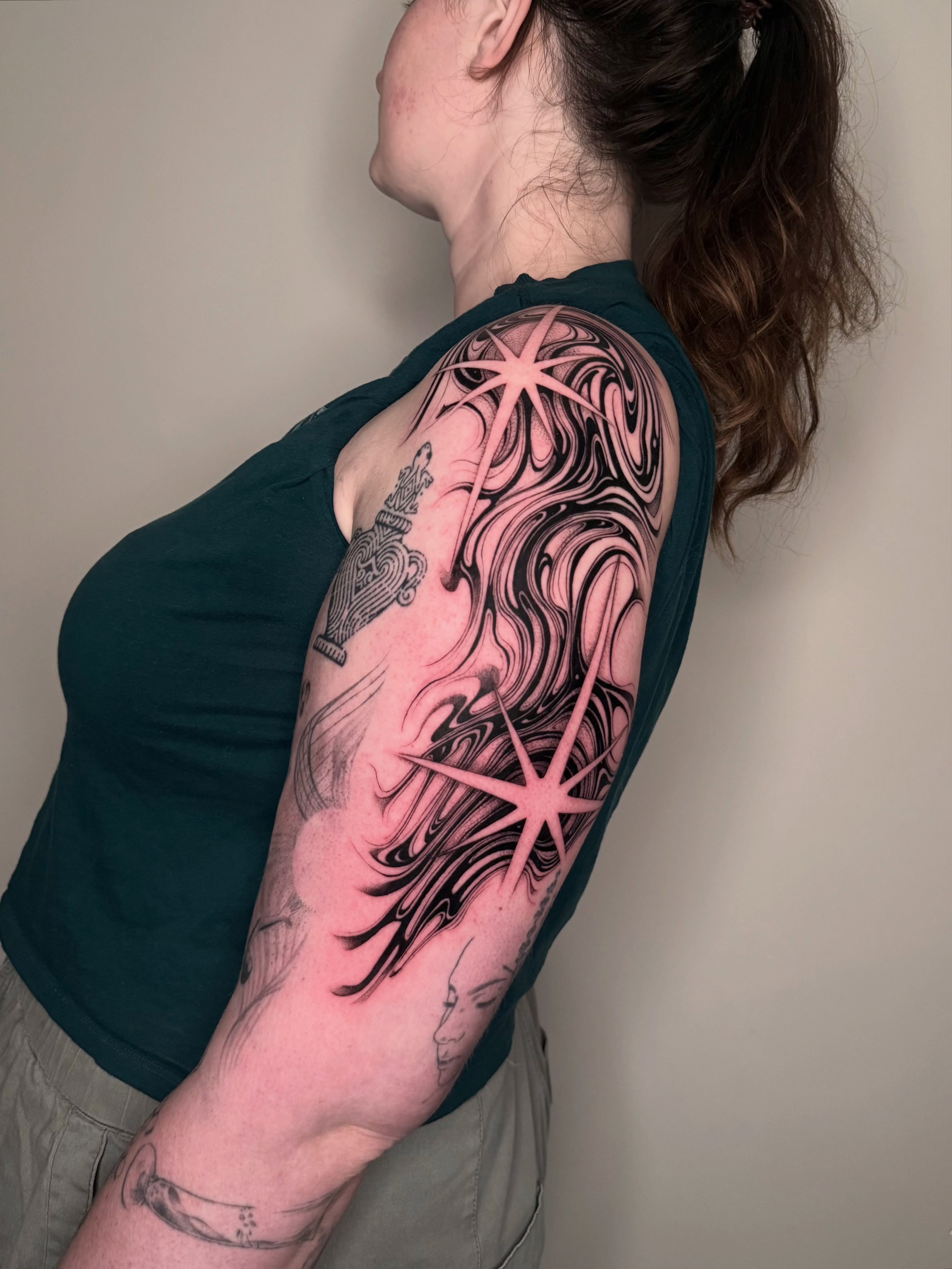Abstract starburst black and grey tattoo on the shoulder by Vold