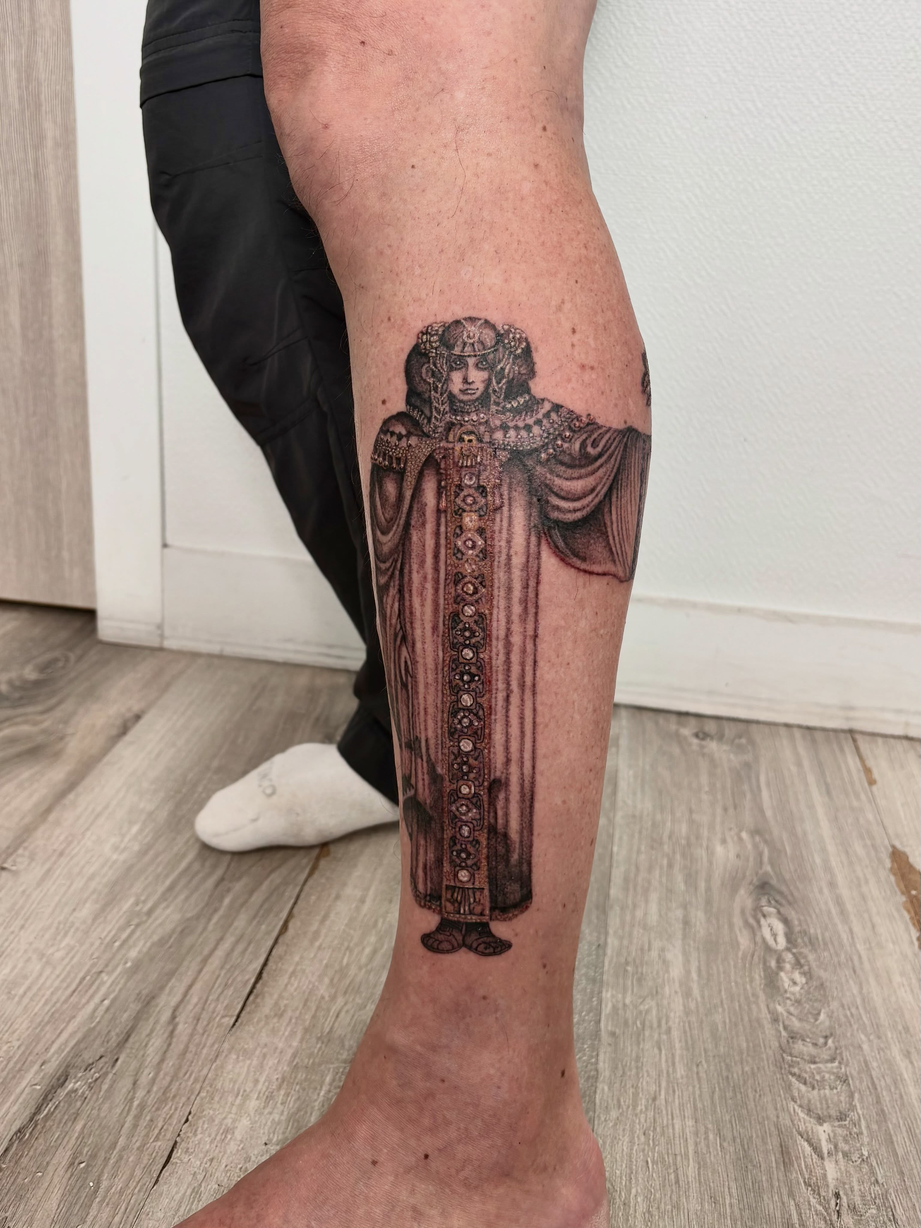 Royal figure black and grey tattoo on the calf by Deborah