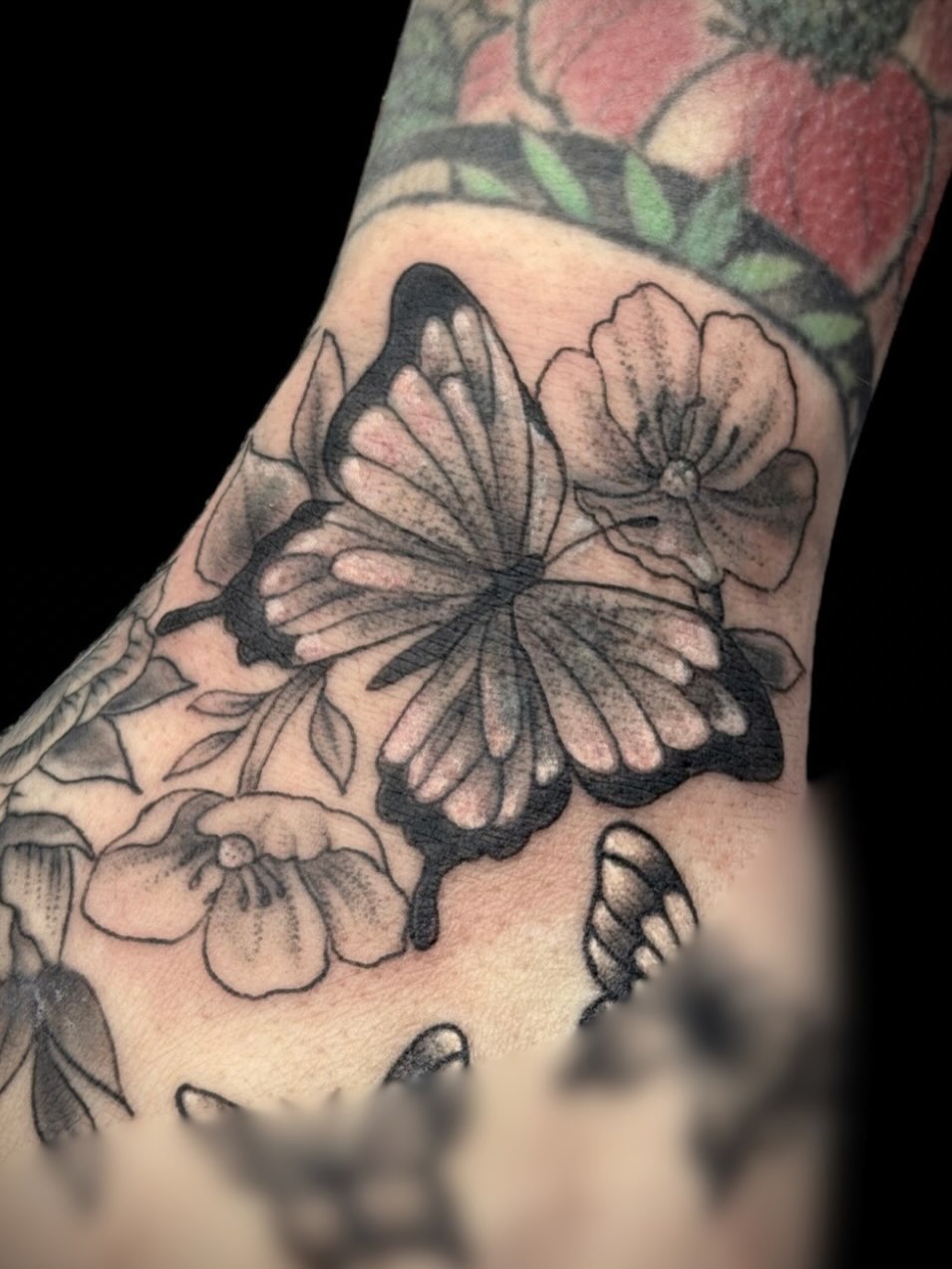 Butterfly and flowers dotwork tattoo on the forearm by ⋆༺⋆˖⁺‧₊  ☽  ⛦⃝  ☾  ₊‧⁺˖⋆༻⋆𝔄𝔩𝔬𝔫𝔡𝔯𝔞  🌾
