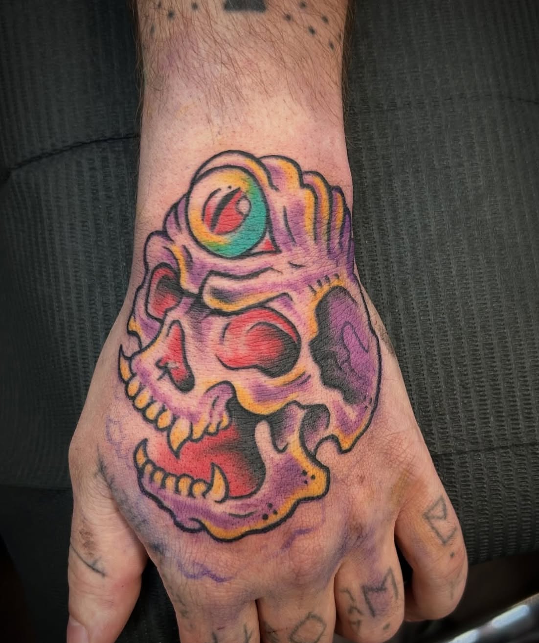Skull American traditional tattoo on the hand by キノ 🦊