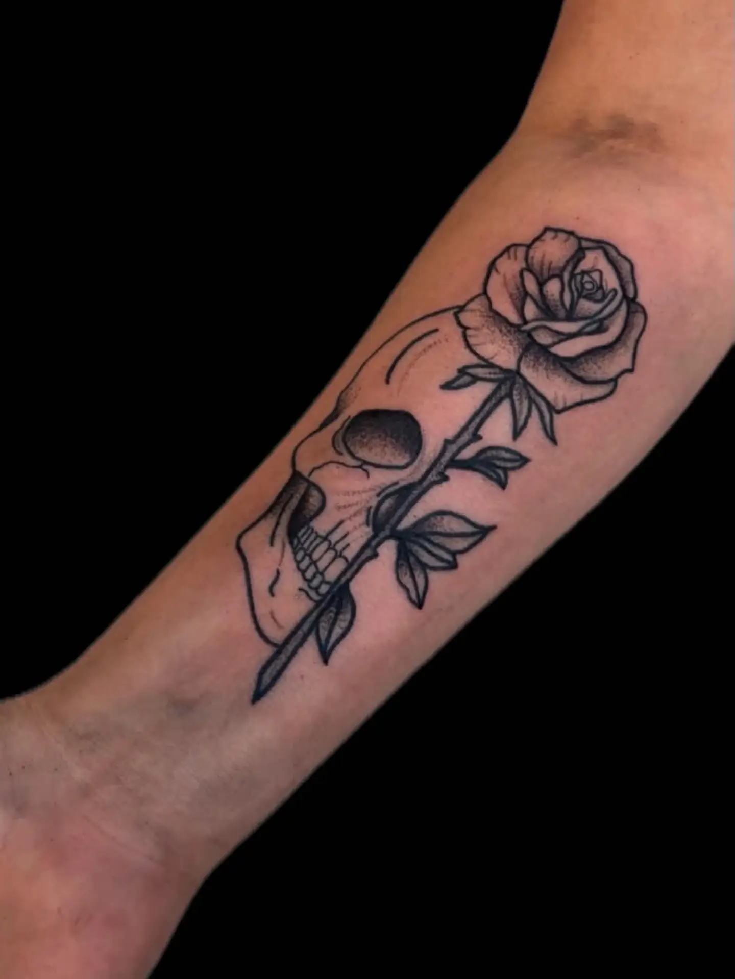 Skull and rose black and grey tattoo on the forearm by 𝒯𝒶𝓉𝓈𝑜𝓊𝓁 𝒷𝓎 C𝓁𝒶𝓊𝒹𝒾𝒶