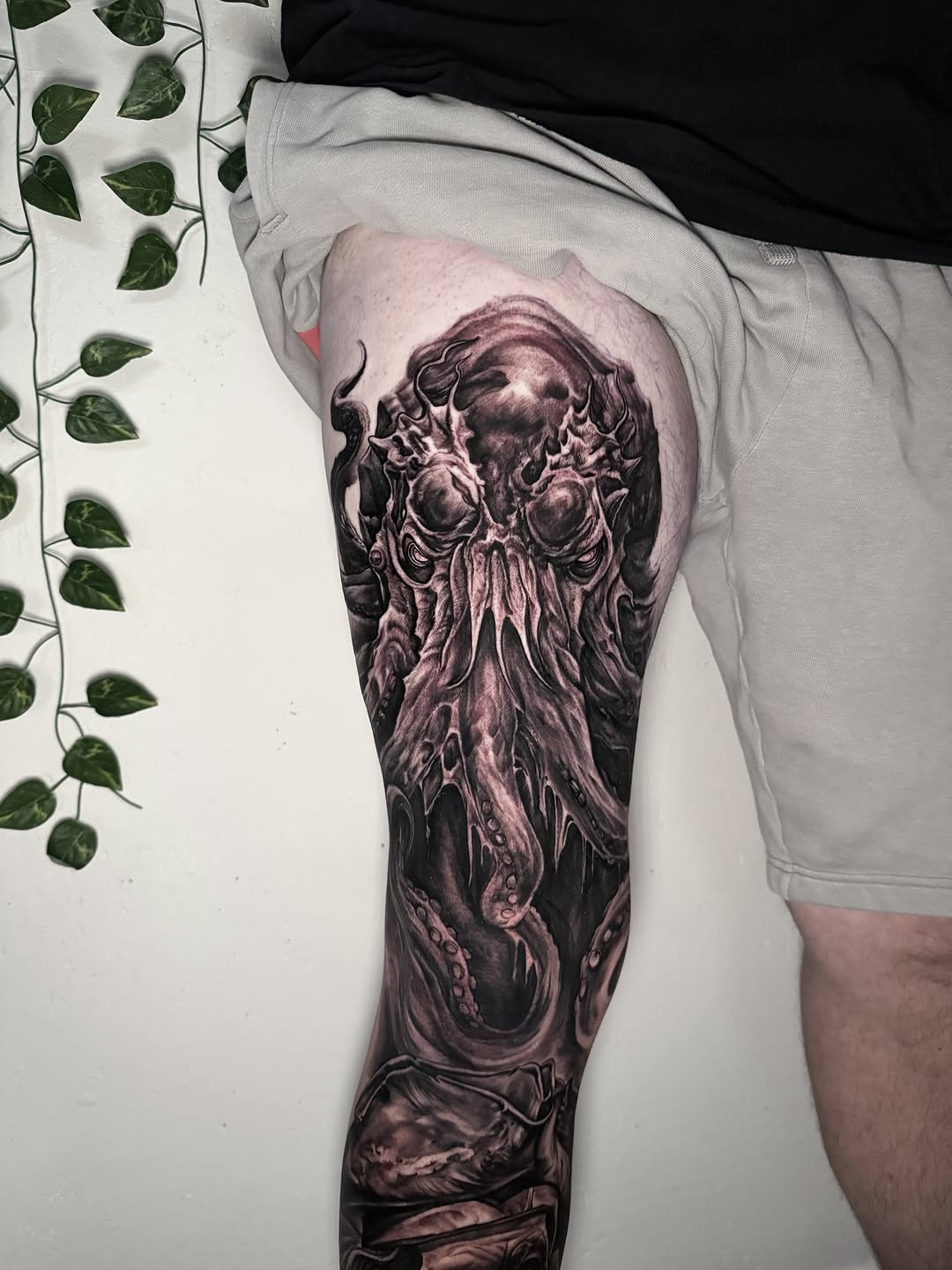 Cthulhu monster realism tattoo on the thigh by Elidia Veliz