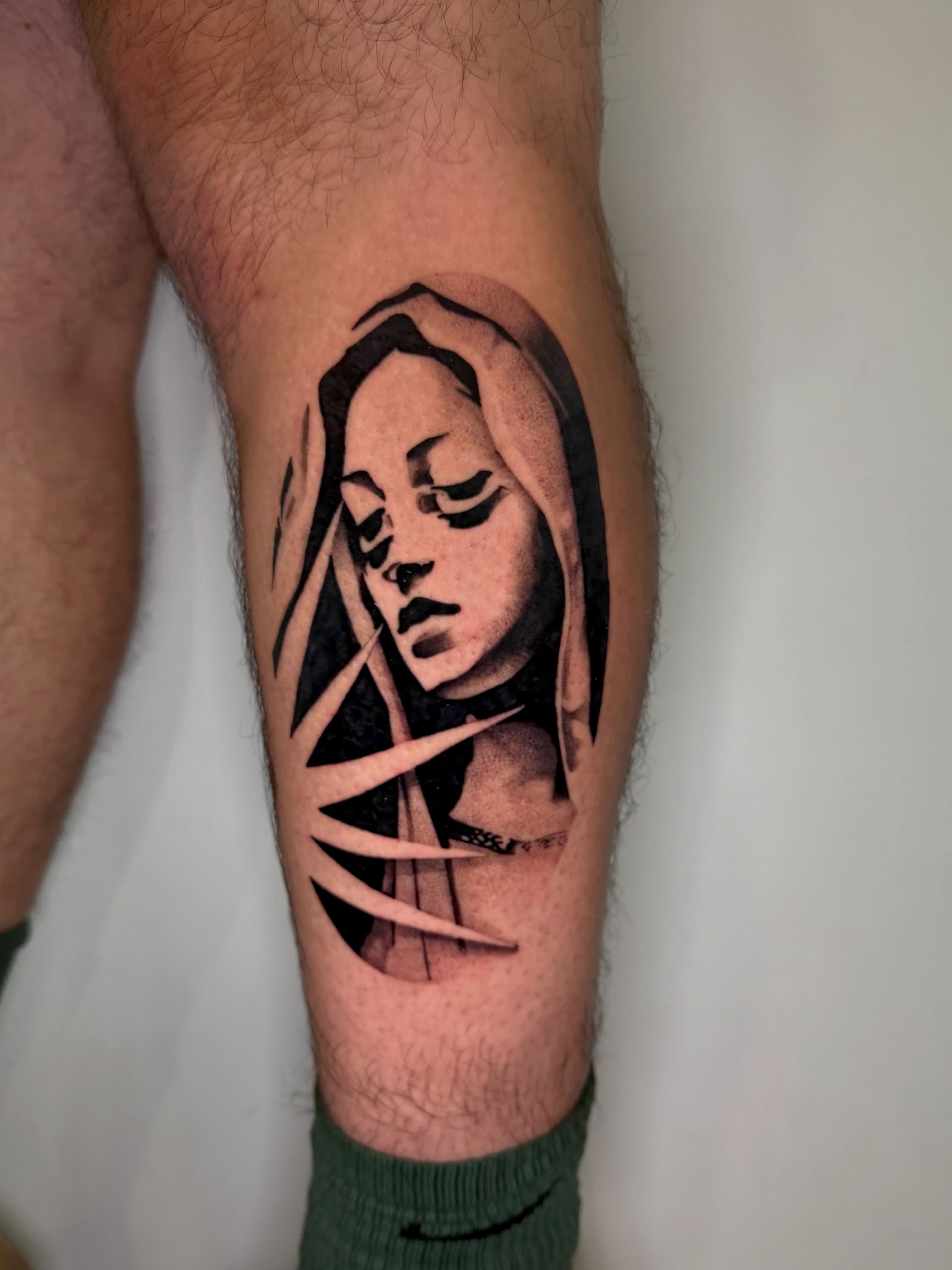 Woman realism tattoo on the forearm by 𝘋𝘪𝘢𝘯𝘯𝘢
