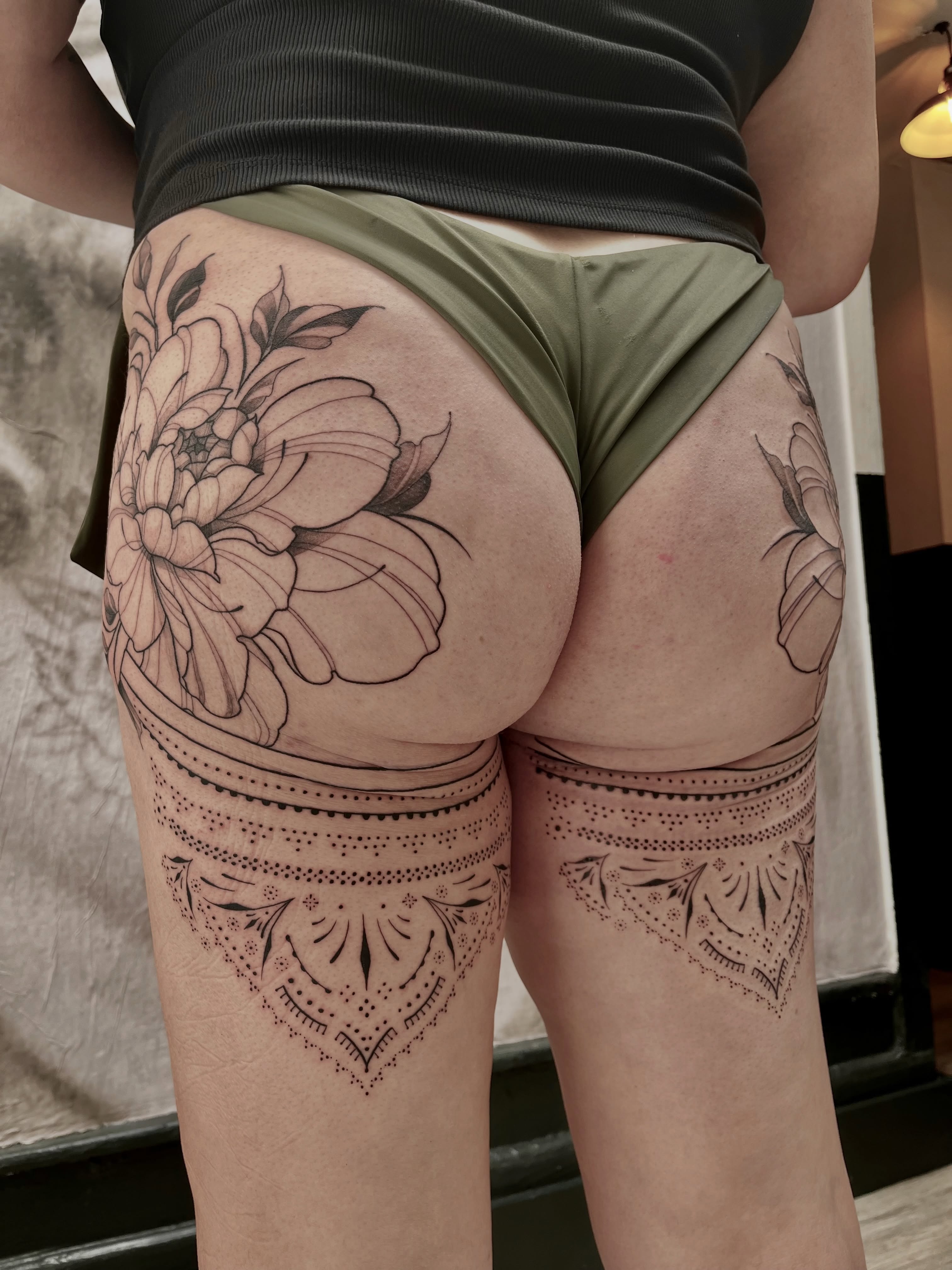 Floral mandala dotwork tattoo on the thigh by Lo Gwynn