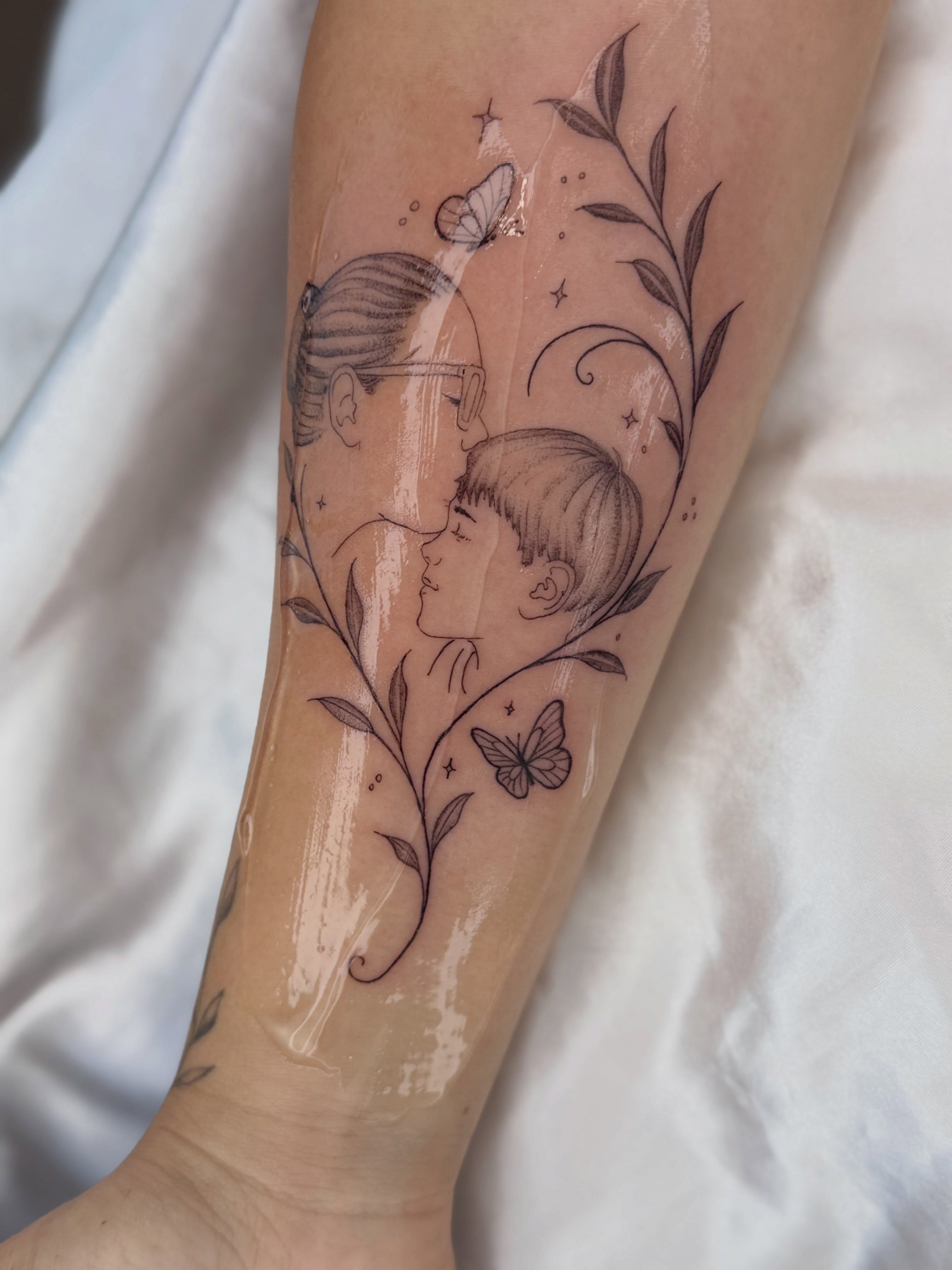Mother and child realism tattoo on the forearm by Silva Wellen
