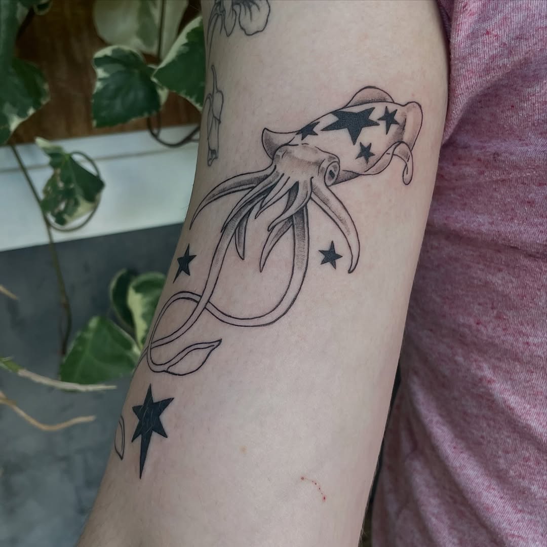 Tattoo by @alzster — black_and_grey, fine_line