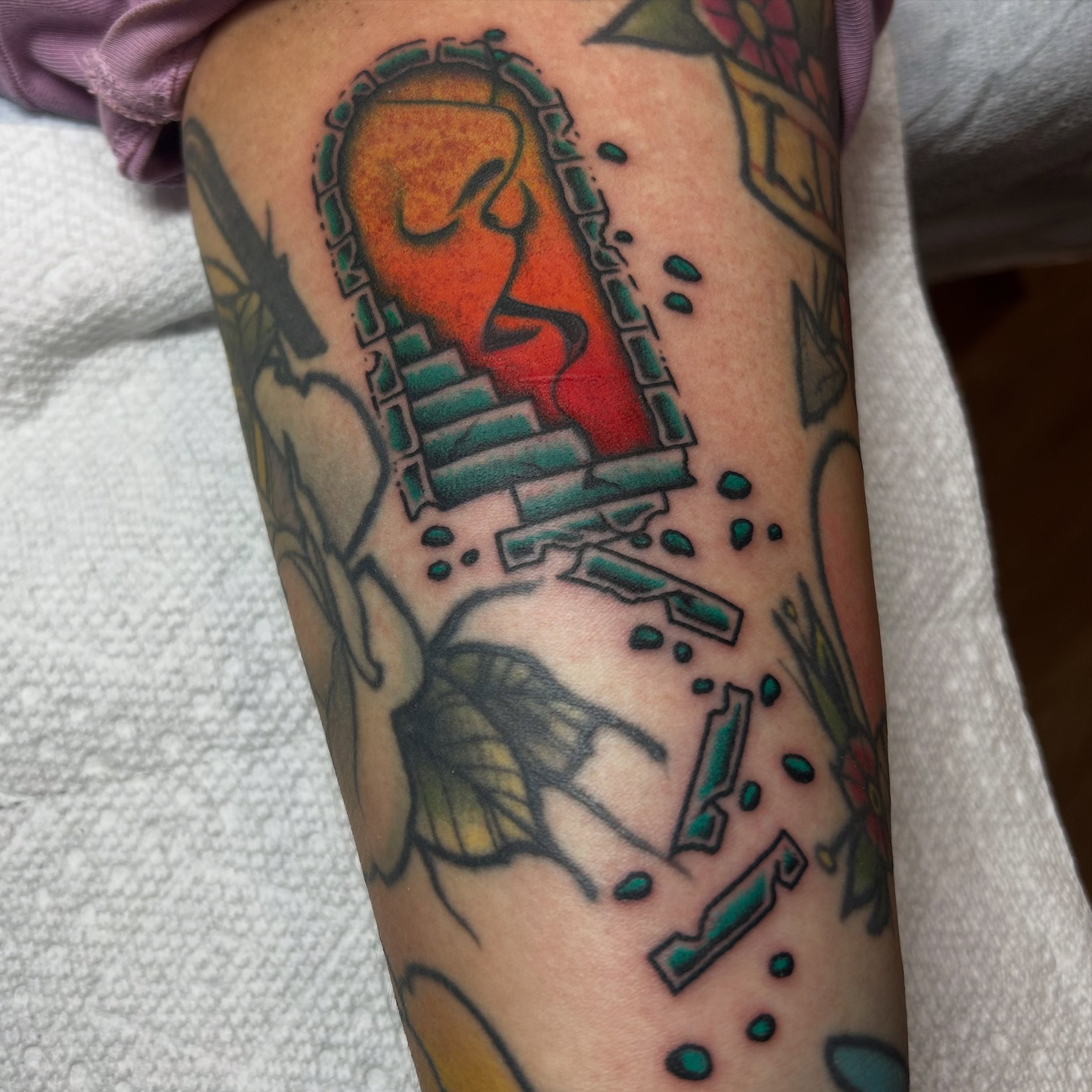 Broken light bulb American traditional tattoo on the forearm by Stephen Sanchez