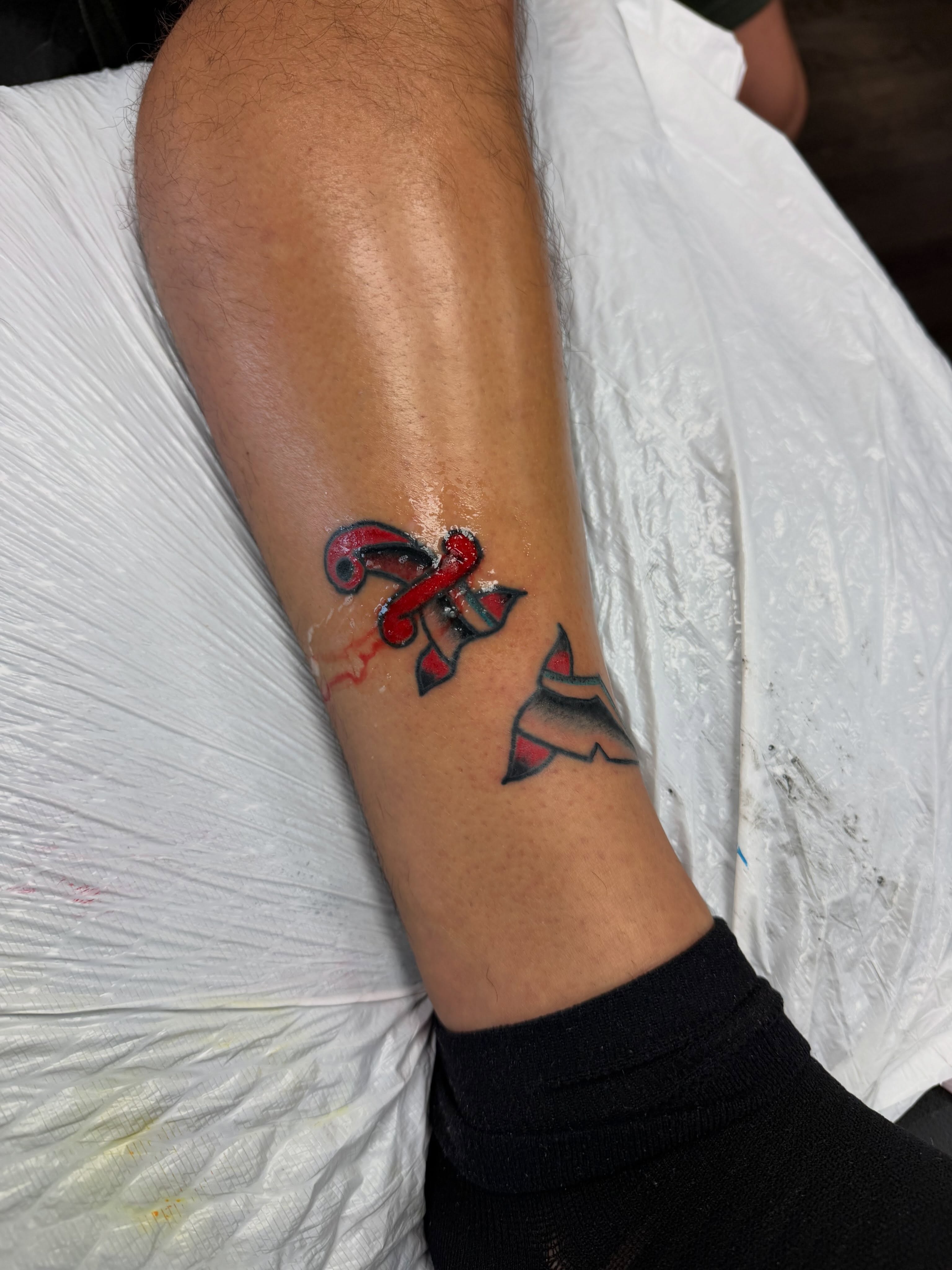 Fleur-de-lis neo-traditional tattoo on the forearm by Camilo