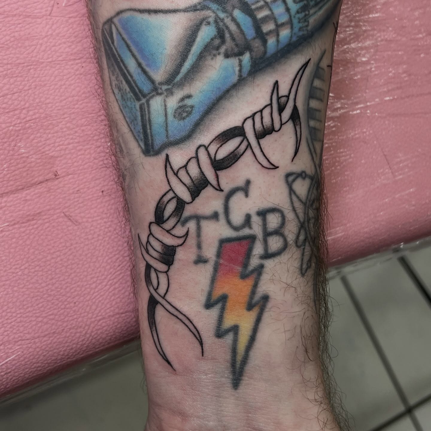 Thunderbolt neo-traditional tattoo on the forearm by Tomfoolery