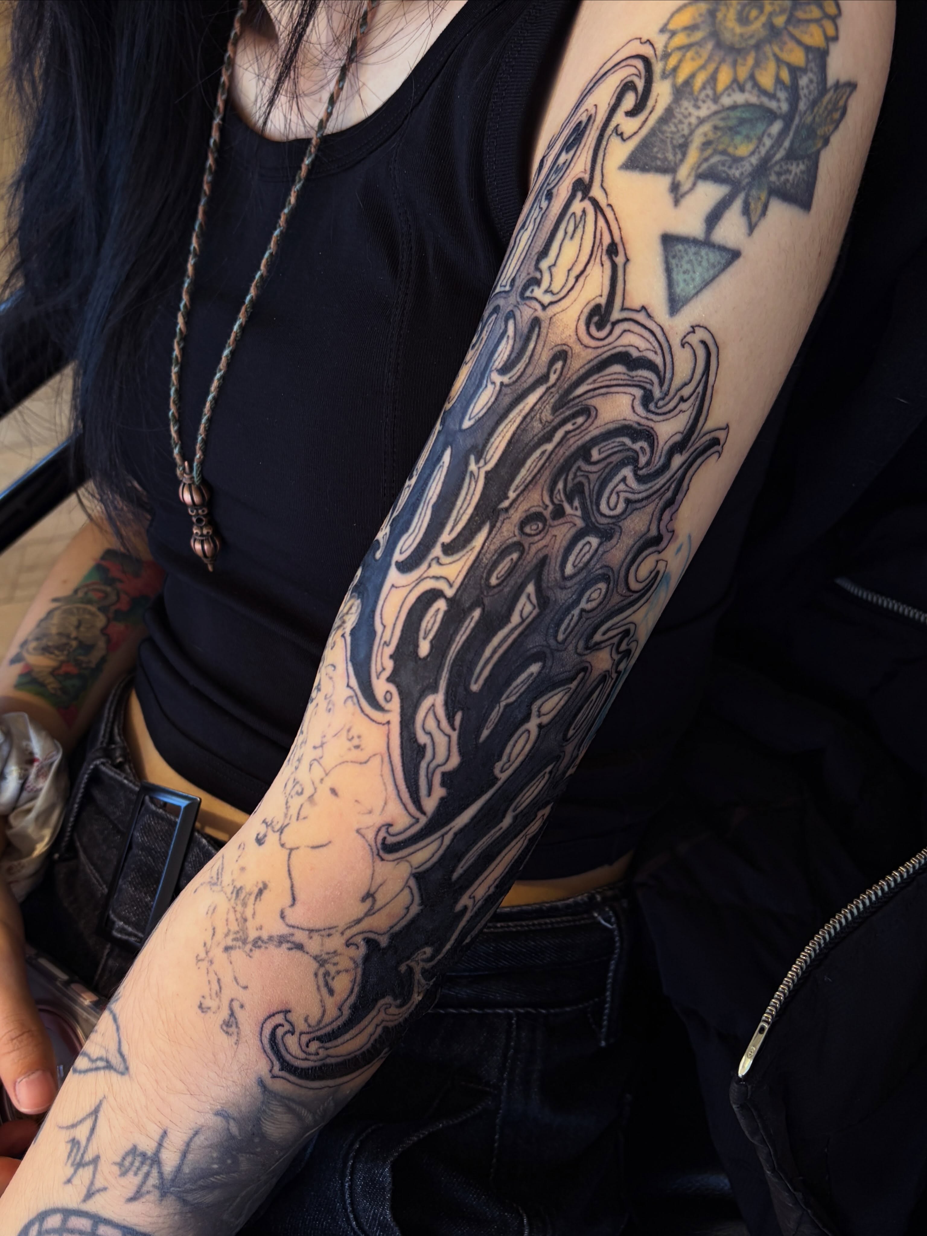 Abstract swirls black and grey tattoo on the forearm by Italo Holie