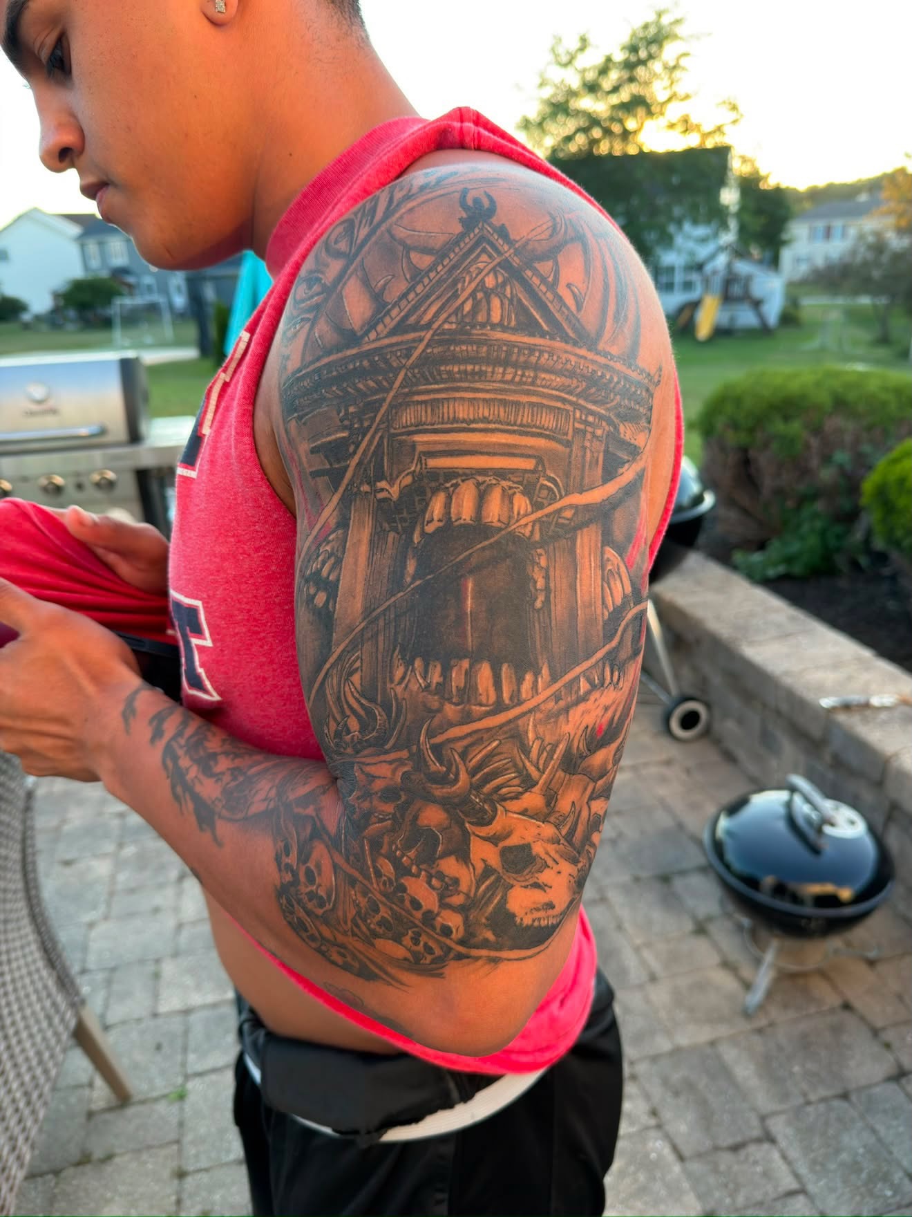 Building with mechanical elements realism tattoo on the upper arm by Daniel Illachek