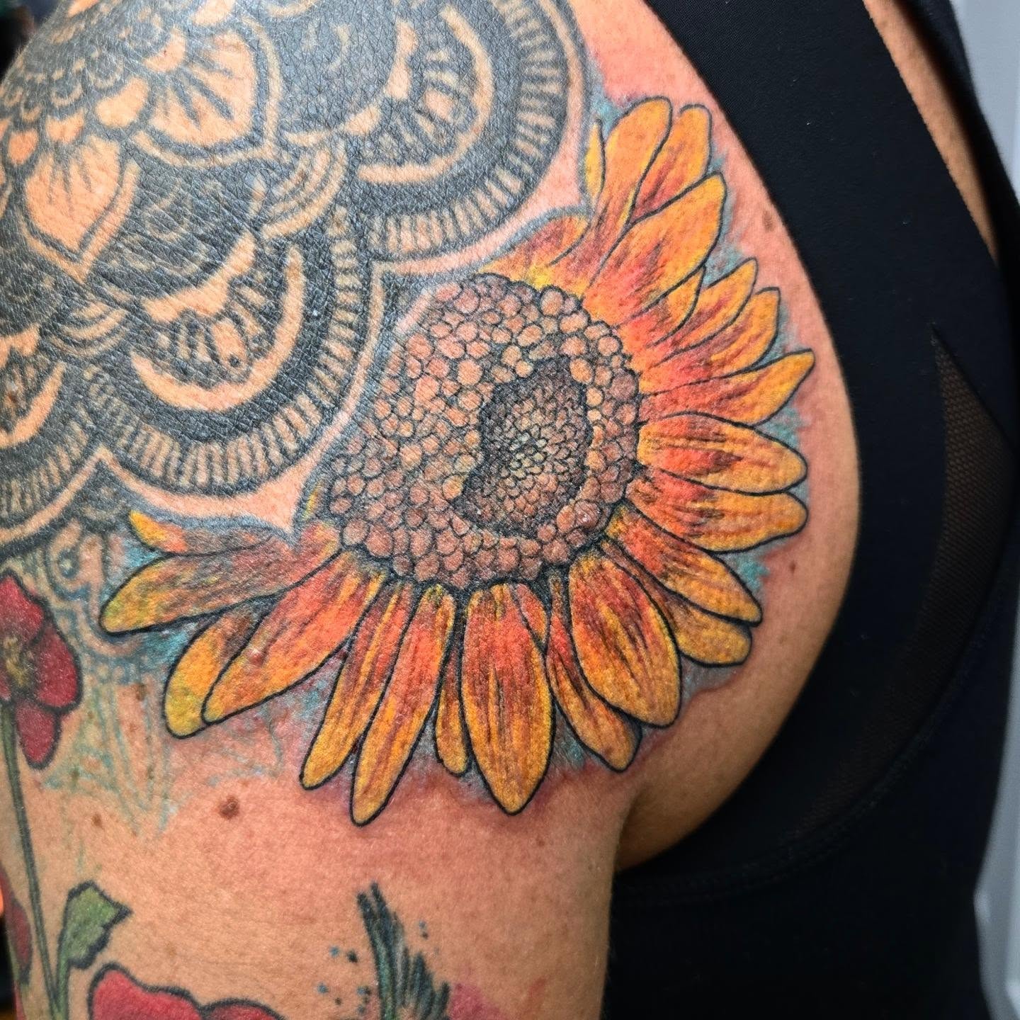 Sunflower dotwork tattoo on the shoulder by ℝ𝕠𝕓𝕚𝕟 𝕄𝕒𝕥𝕫 𝕋𝕒𝕥𝕥𝕠𝕠𝕤