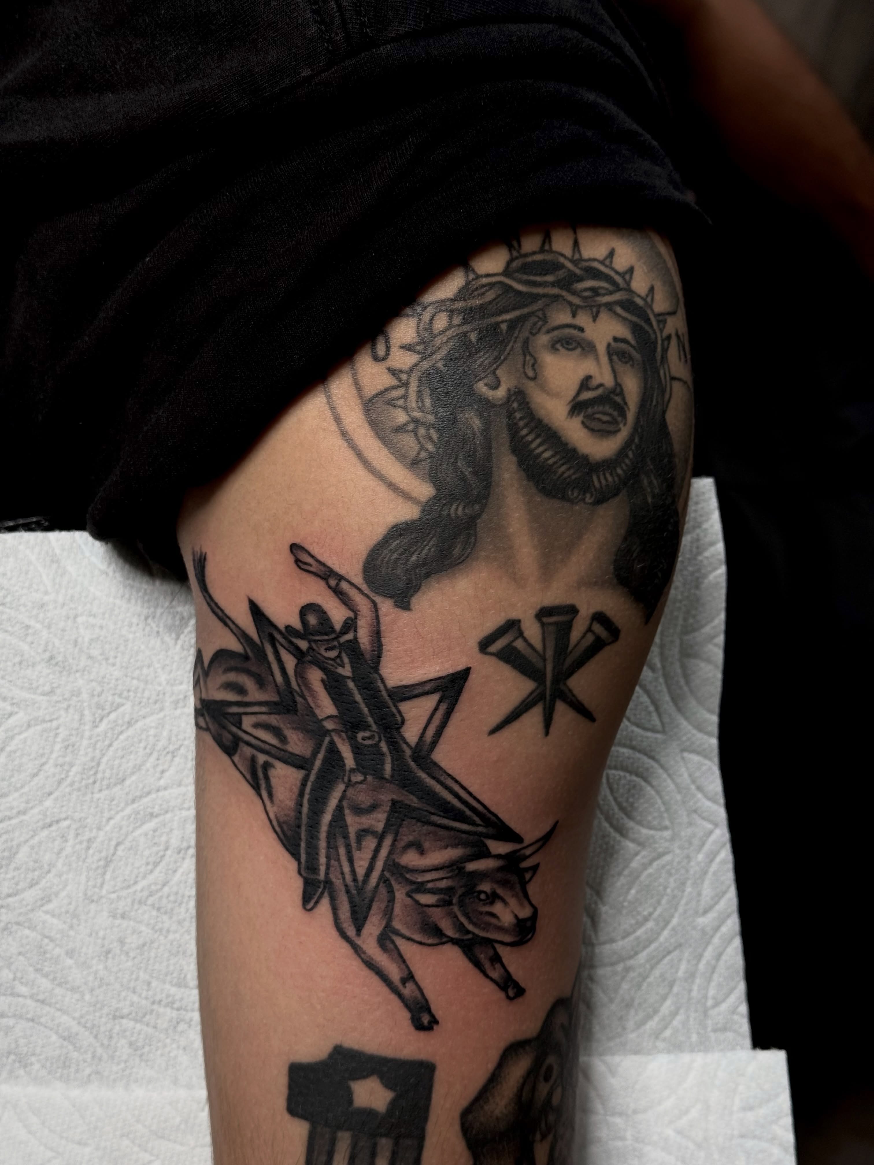 Religious figure with crown of thorns black and grey tattoo on the thigh by San Diego Tattoo Artist - 𝔍𝔞𝔠𝔬𝔟 𝔓𝔞𝔫𝔦𝔞𝔤𝔲𝔞