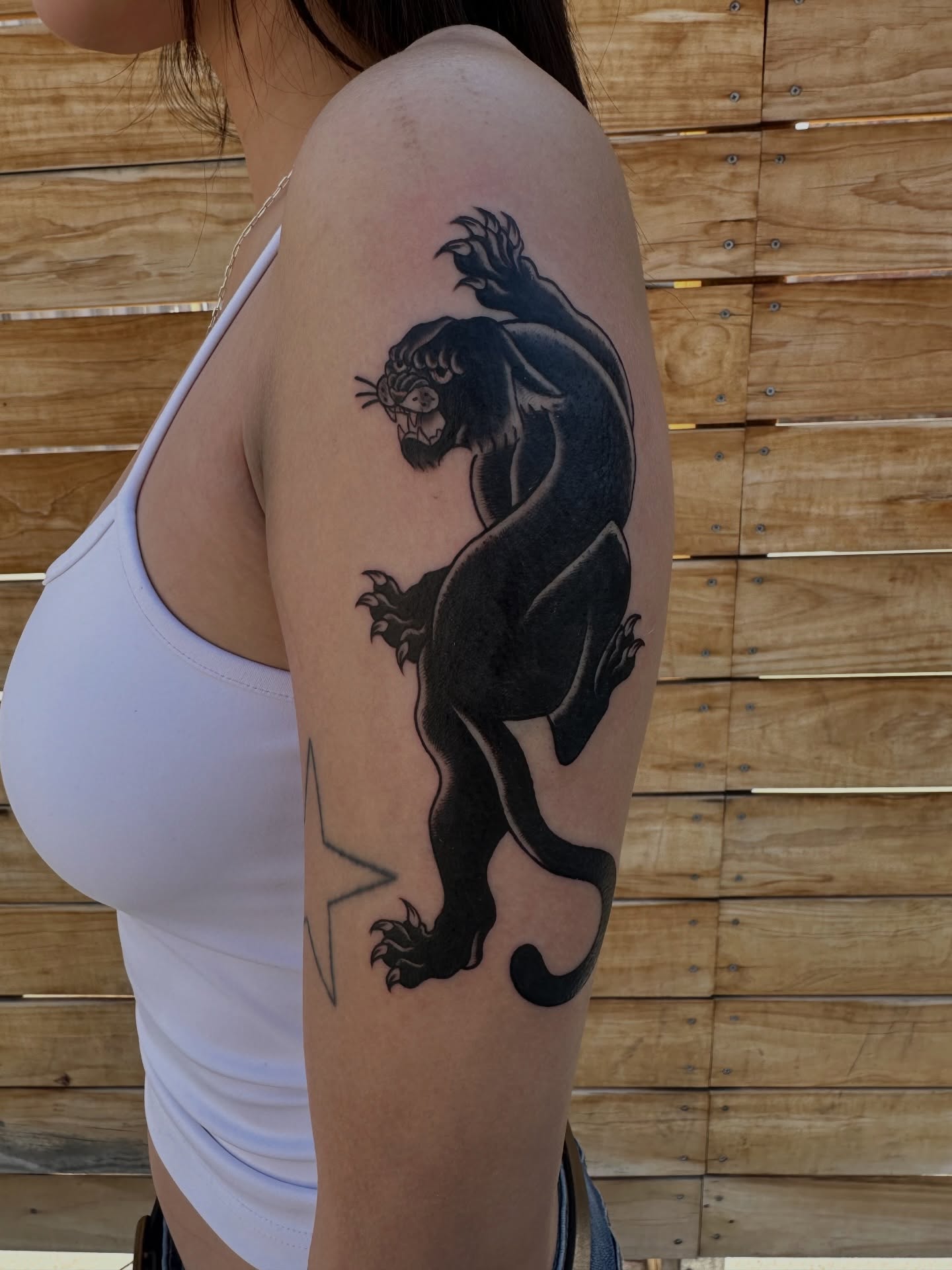 Panther black and grey tattoo on the shoulder by 𝓡𝓸𝓼𝓮 𝓗𝓪𝔂𝓮𝓼