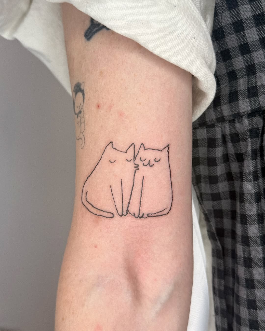 Tattoo by @____e_d_e_n____ — fine_line, minimalist
