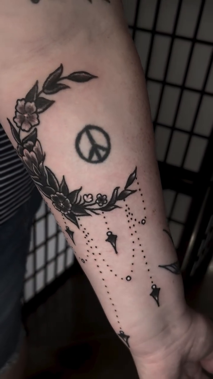 Tattoo by @carlentatooine — fine_line, black_and_grey