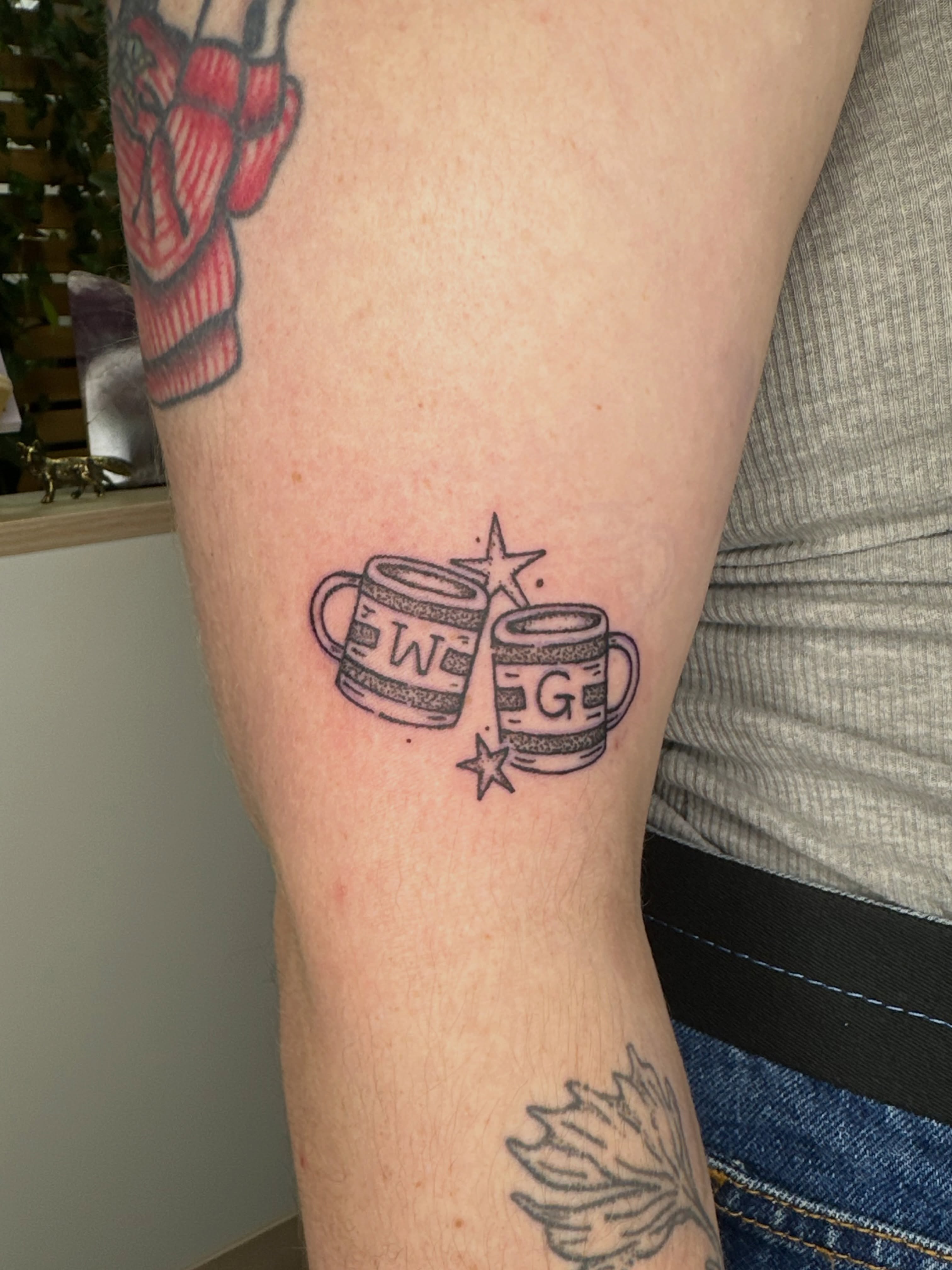 Mug and star black and grey tattoo on the forearm by Fleur ๐ฅ